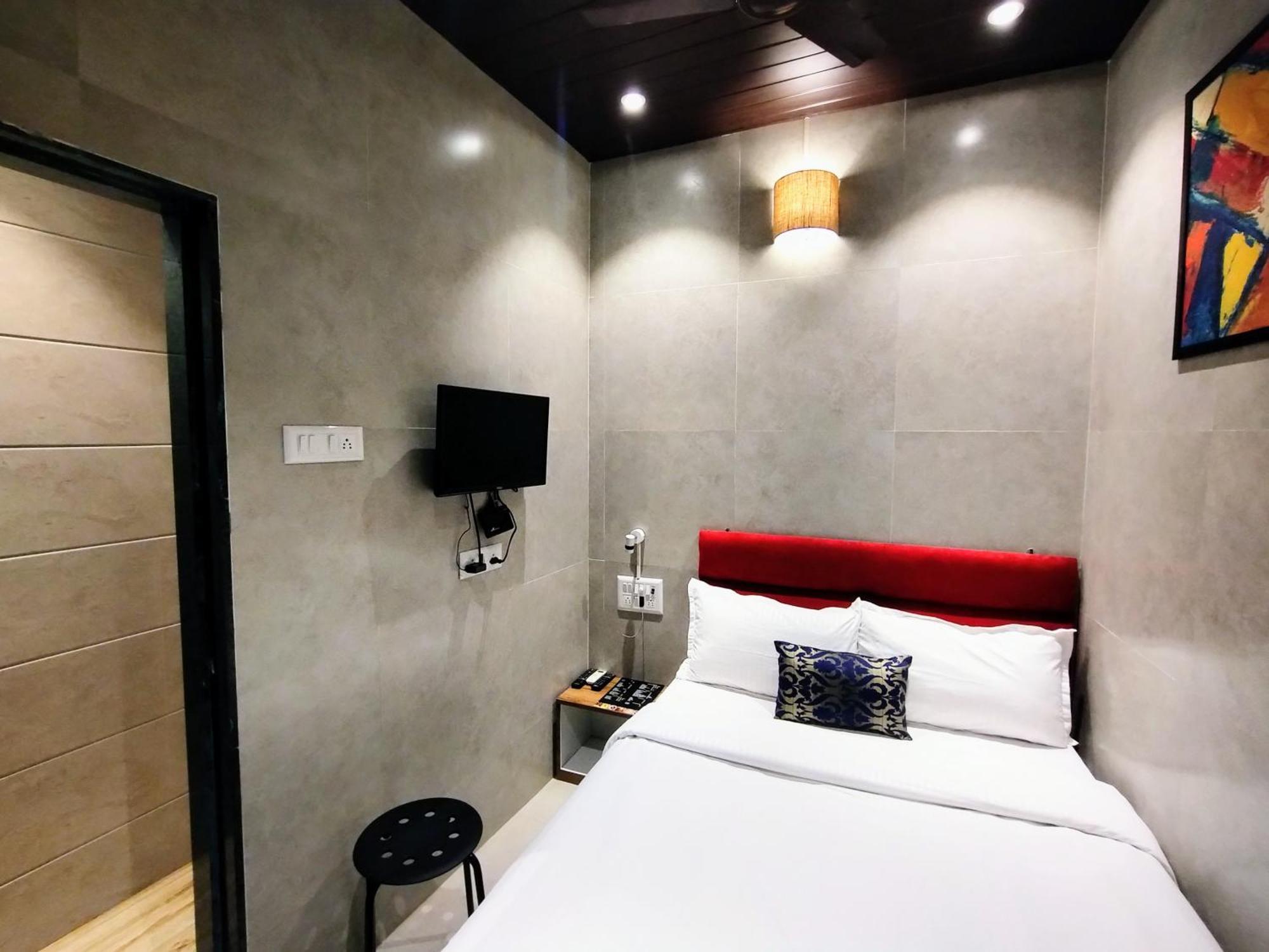 Eros - Nr Airport T2 Inn