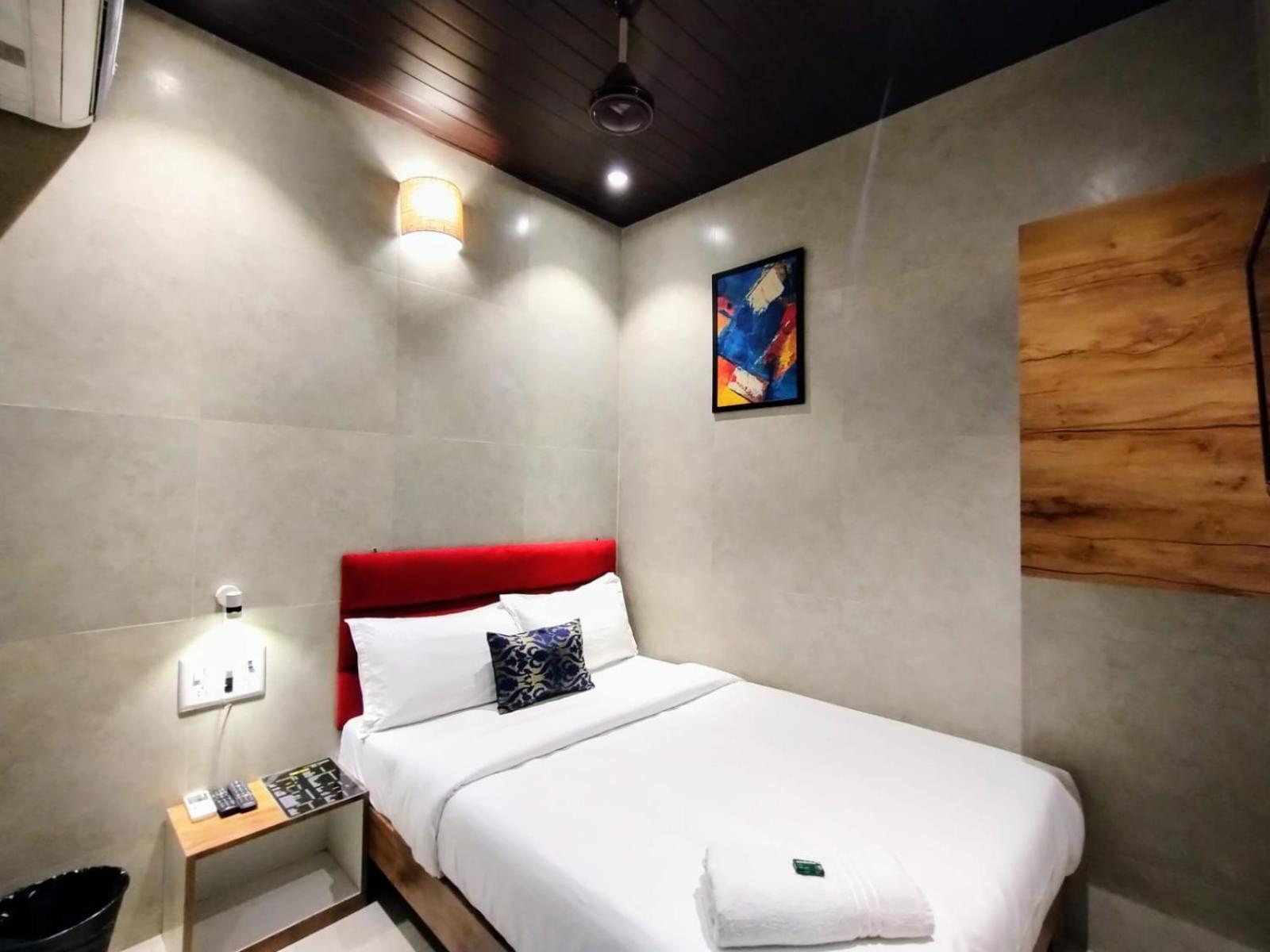 Eros - Nr Airport T2 Inn *