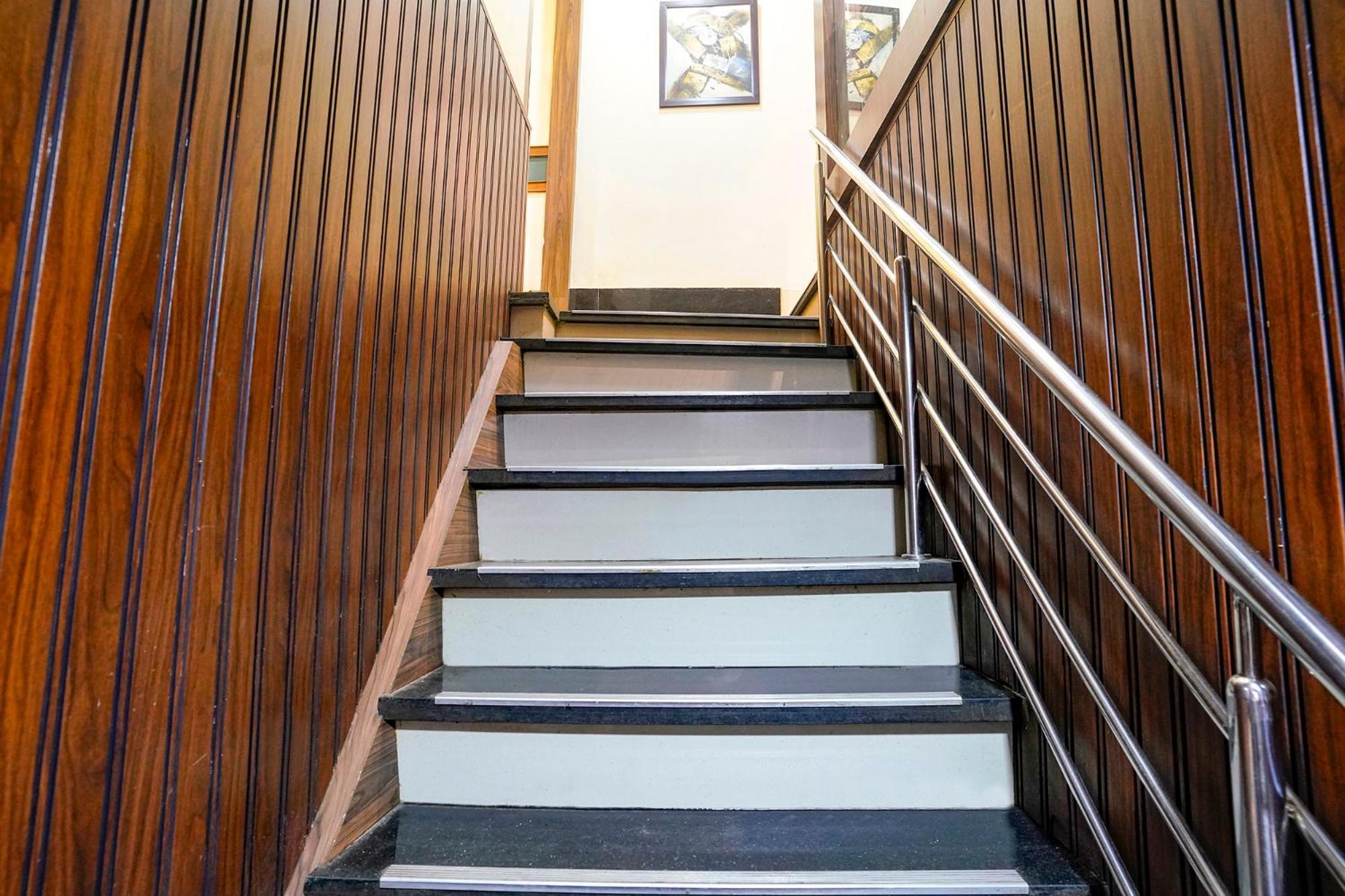 Fabhotel Shahi Palace *