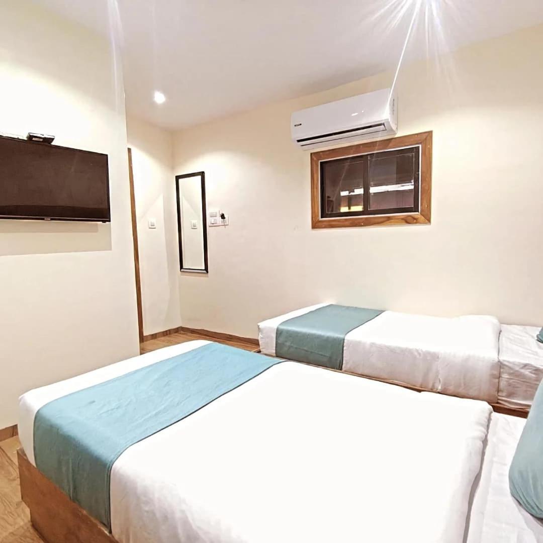 Hotel Deluxe Residency Nr- International Airport Mumbai