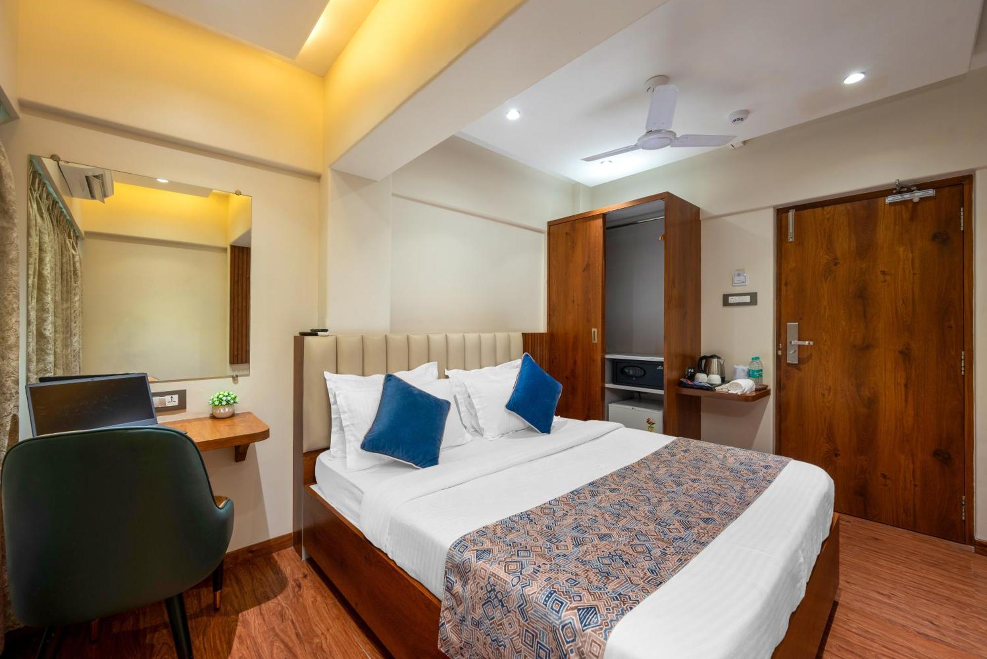 Kalpana Palace, Hotel