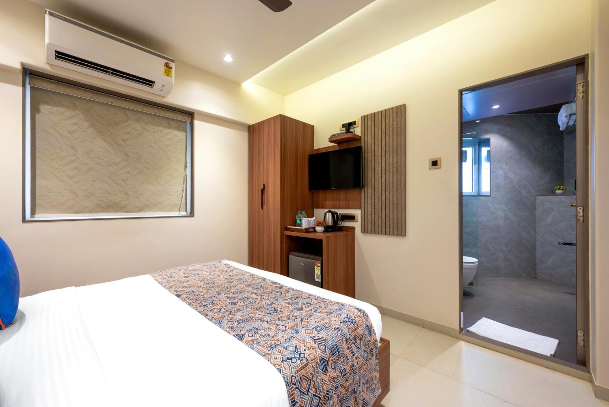 Kalpana Palace, Hotel