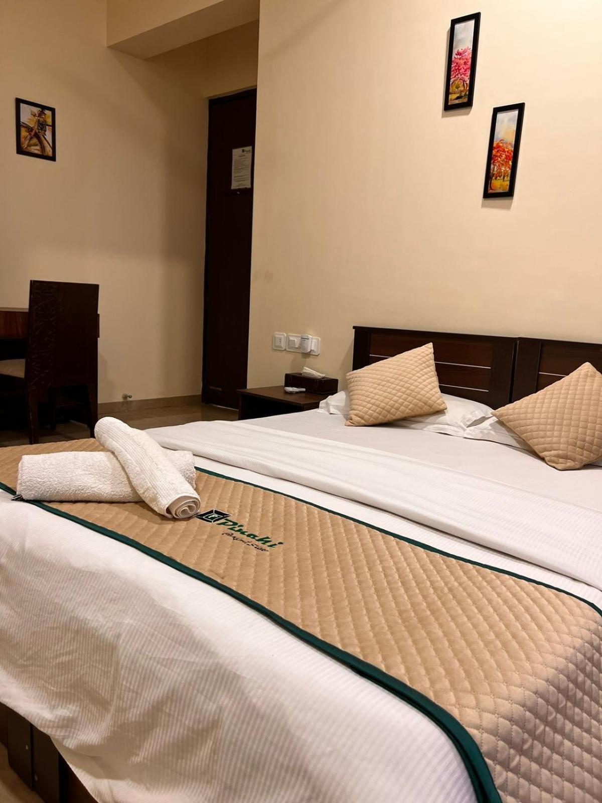 Pinaki Comfort Malad - Near Nesco & Oberoi Mall 3*