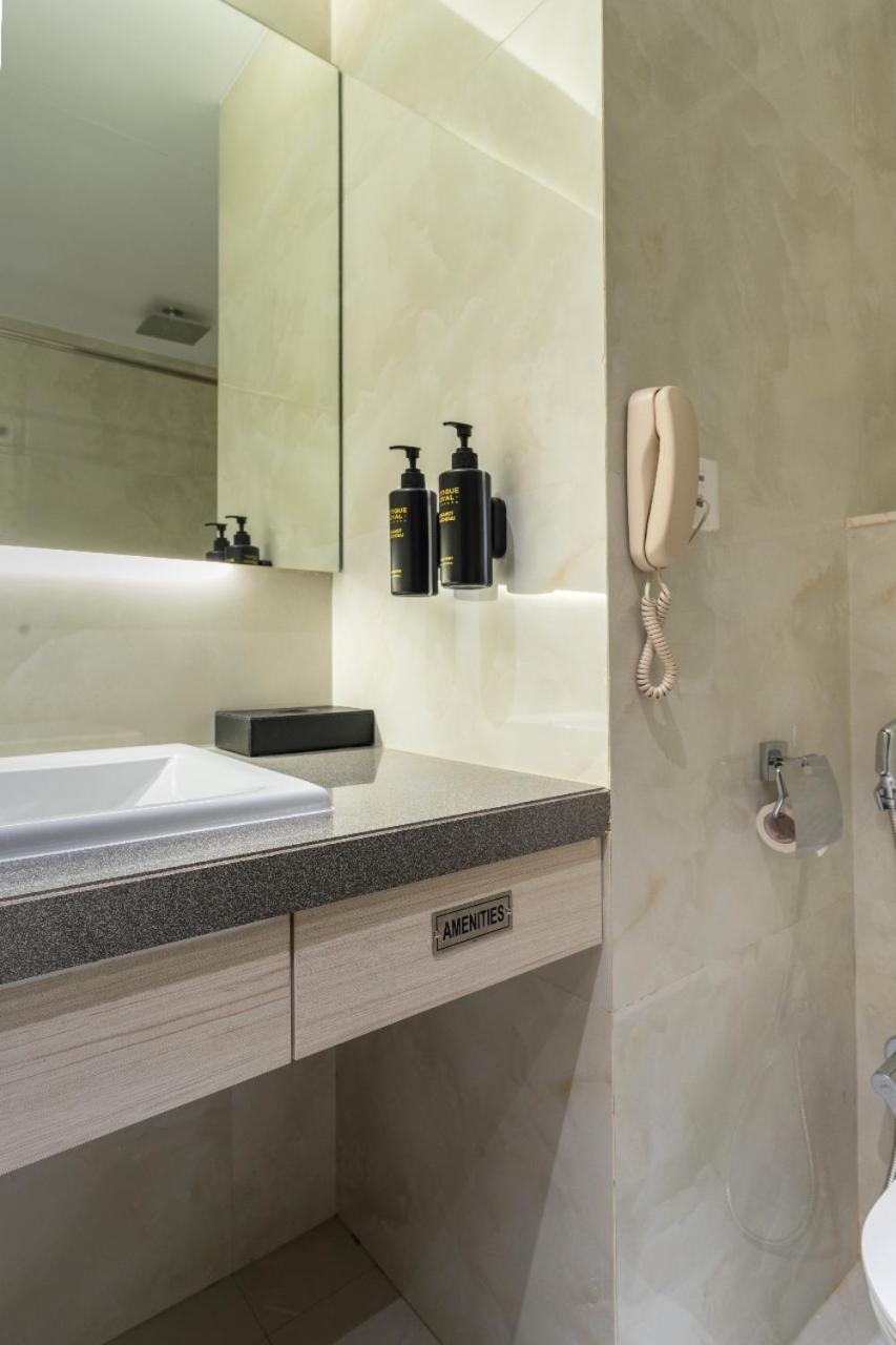 Hotel Kohinoor Continental, Airport