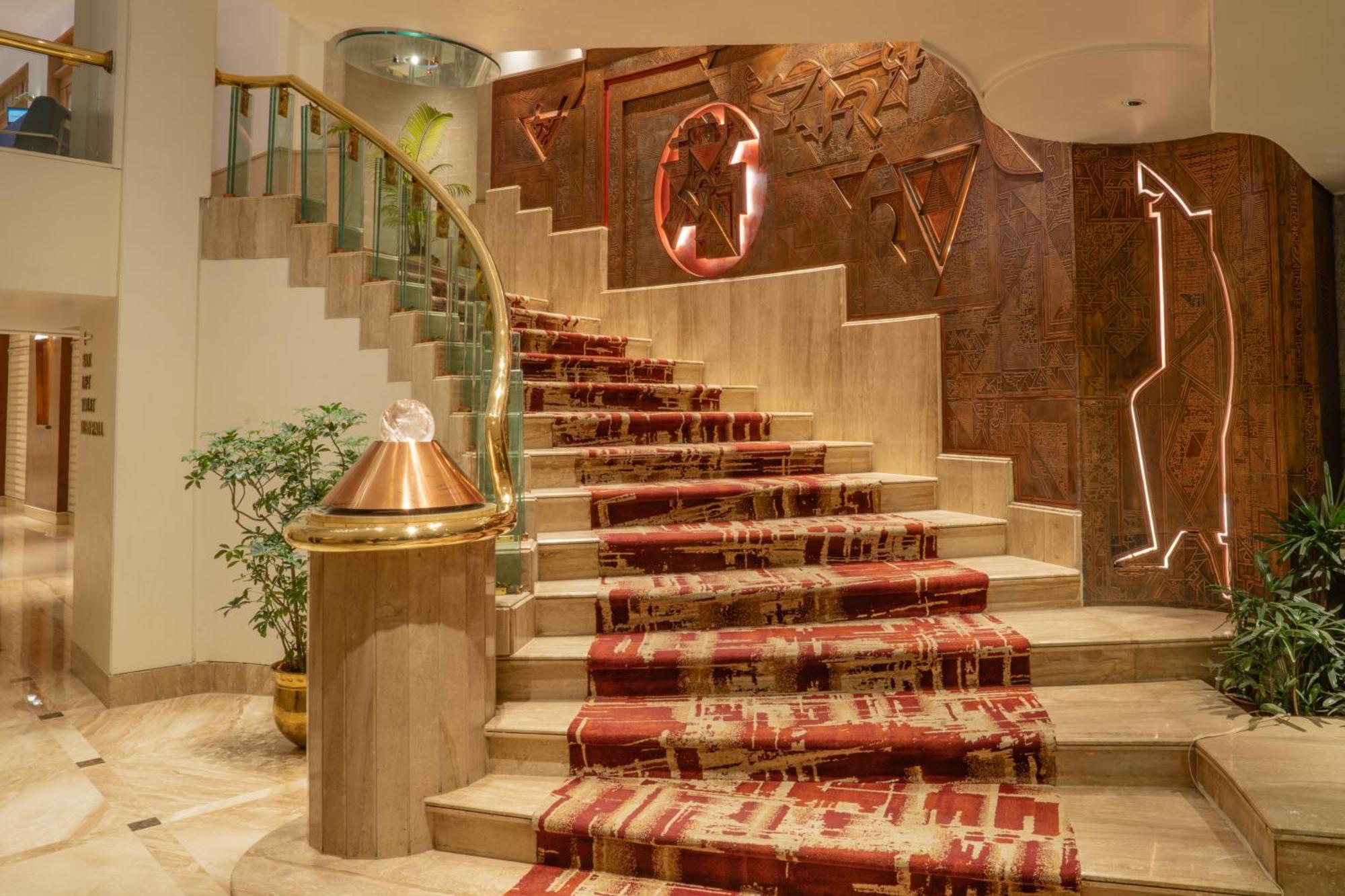 Kohinoor Continental, Airport Hotel 4*