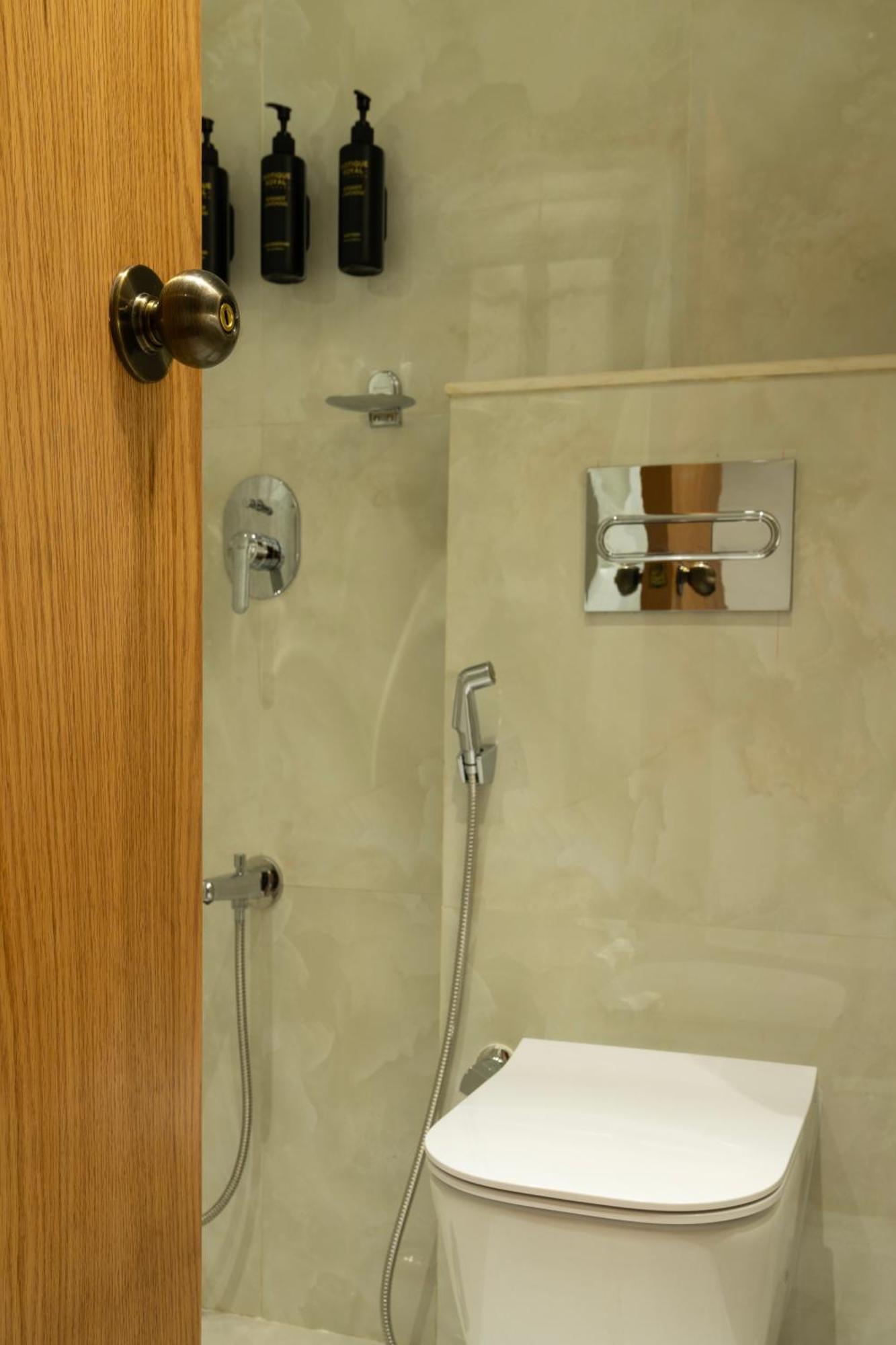 Kohinoor Continental, Airport 4*