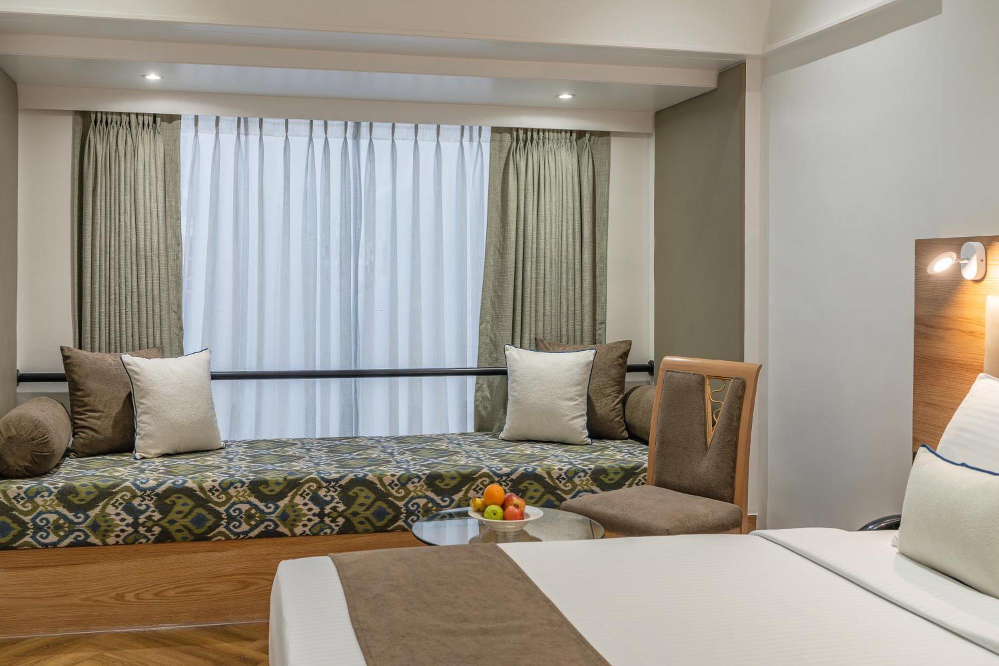 Kohinoor Continental, Airport