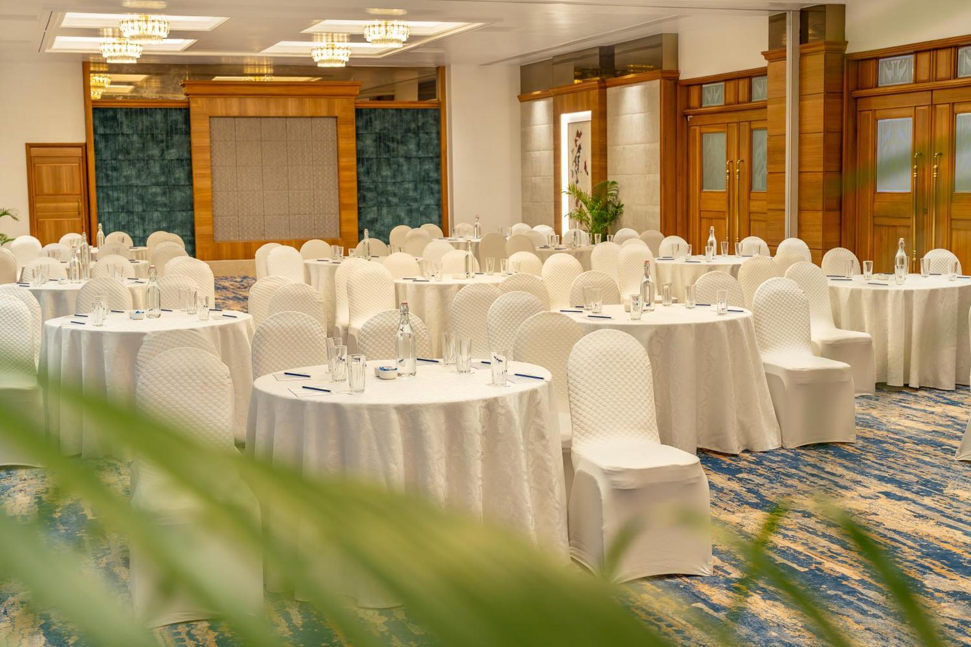 Kohinoor Continental, Airport 4*