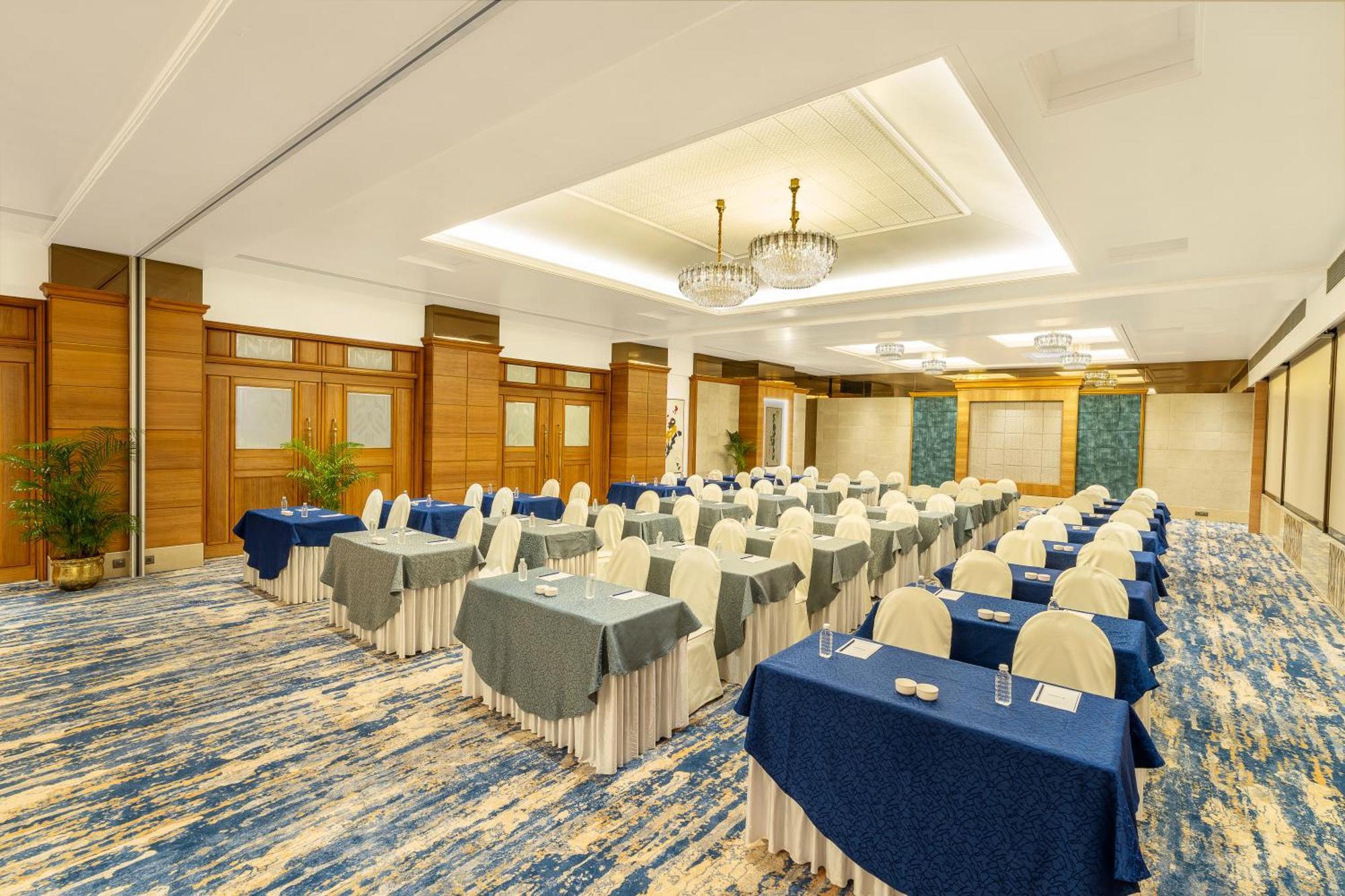 Kohinoor Continental, Airport