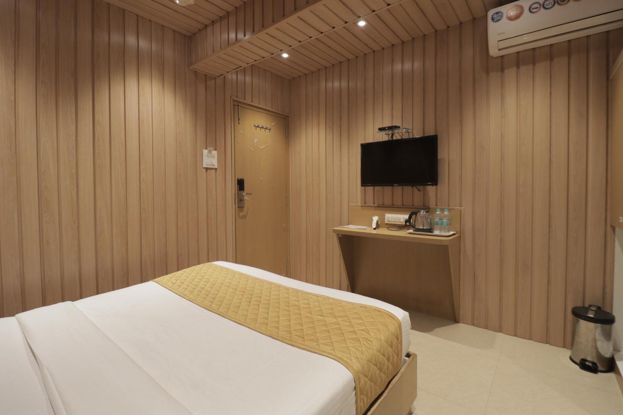 Malad Opposite Malad Railway Station Hotel