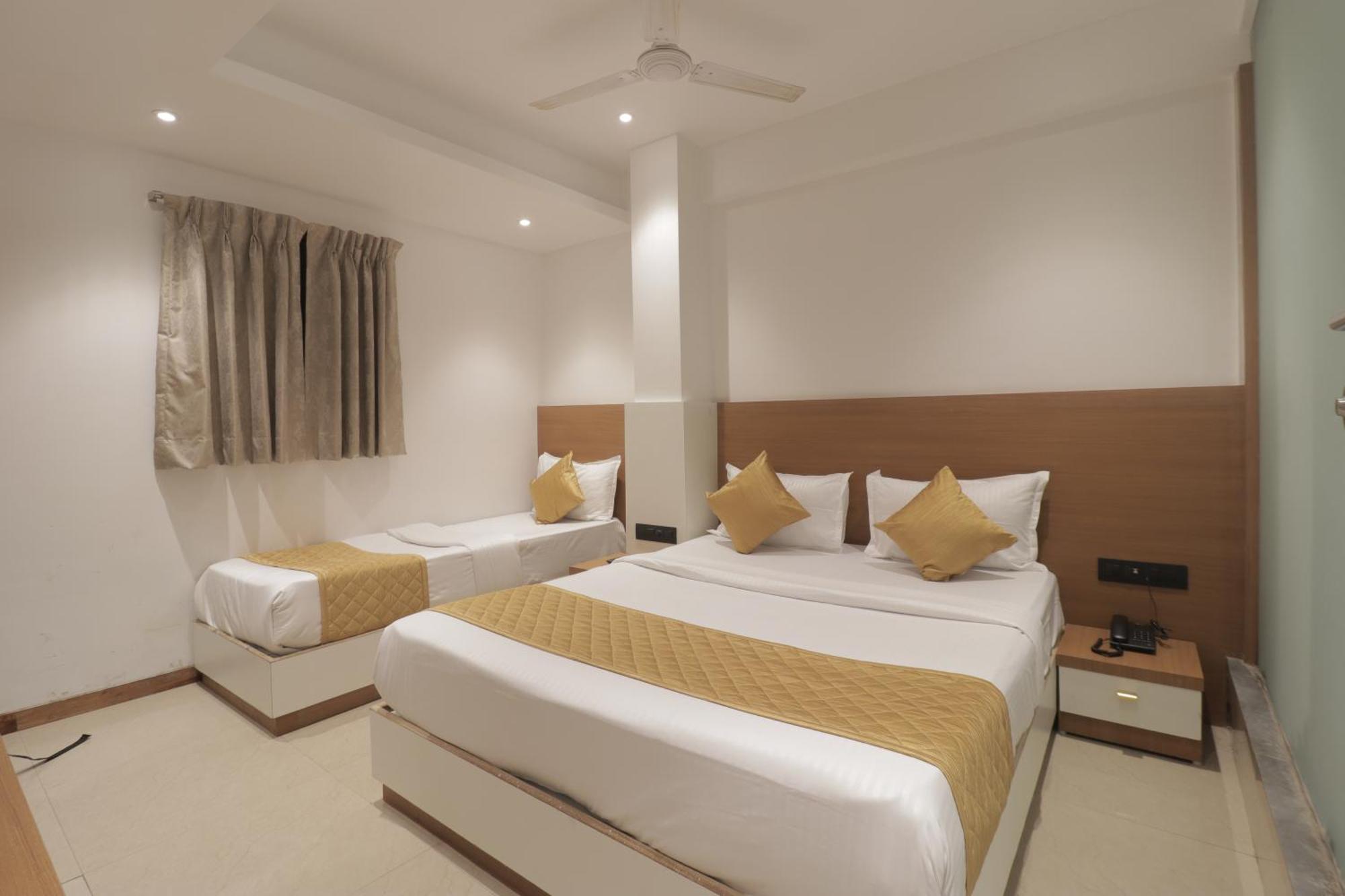 Malad Opposite Malad Railway Station 3*
