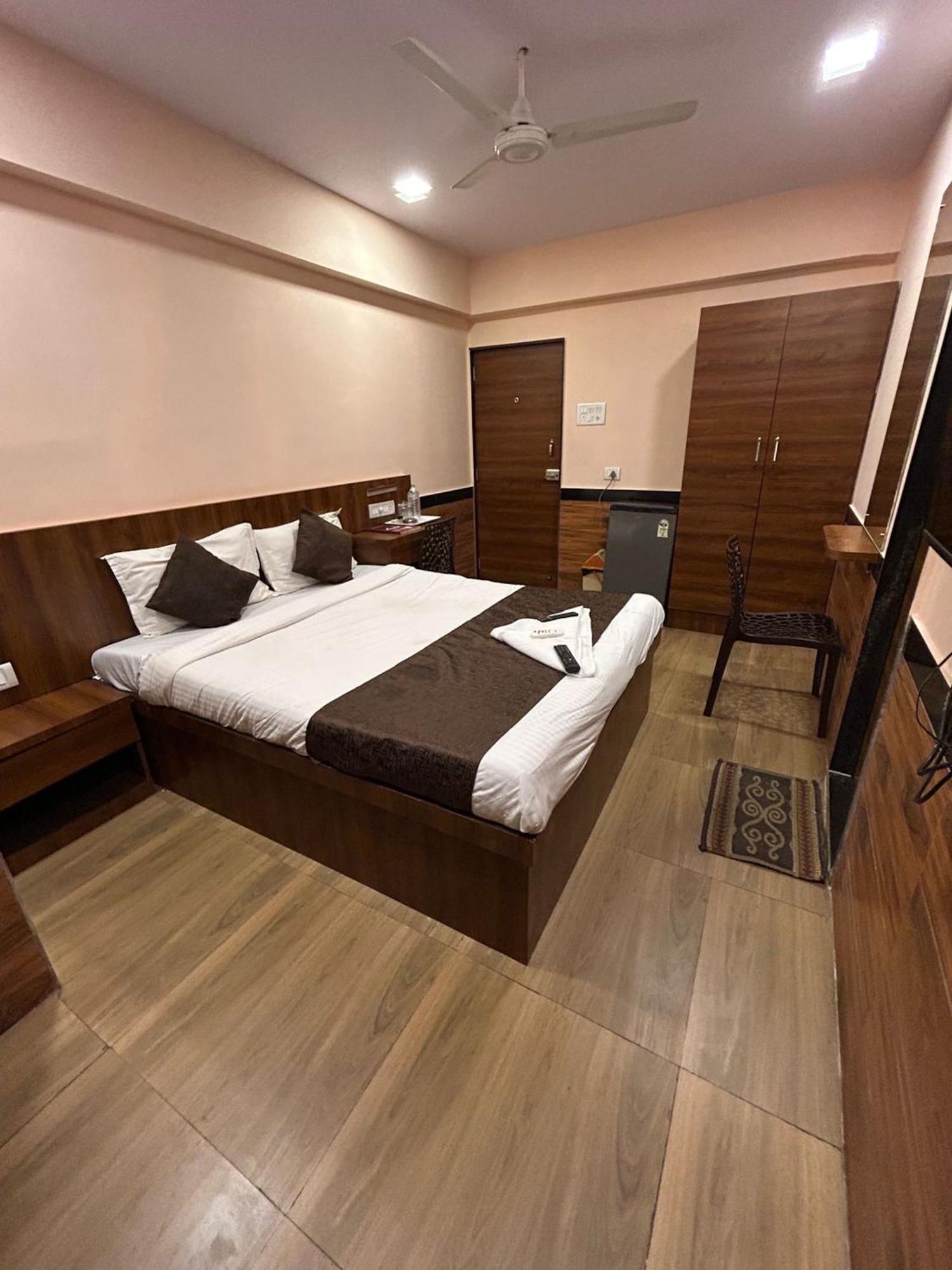 Lucky Service - Near Bkc Mumbai