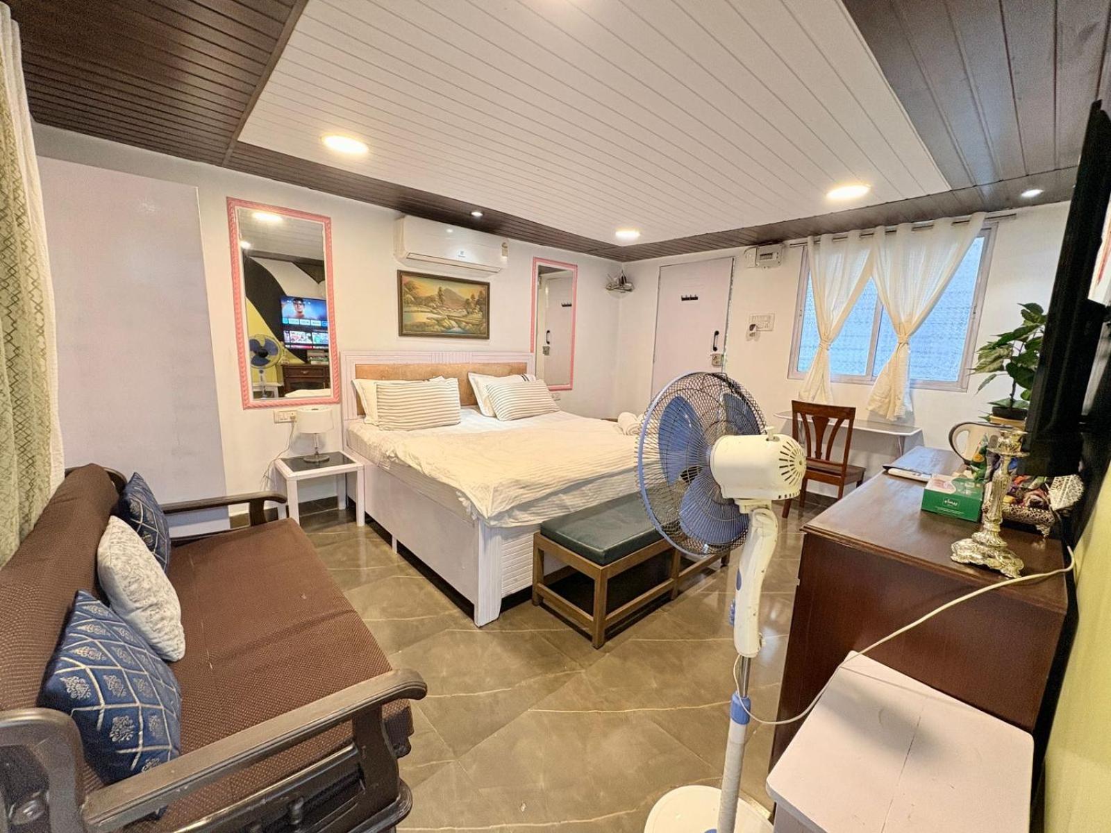 Independent 25 Corner House Bandra West Apartment