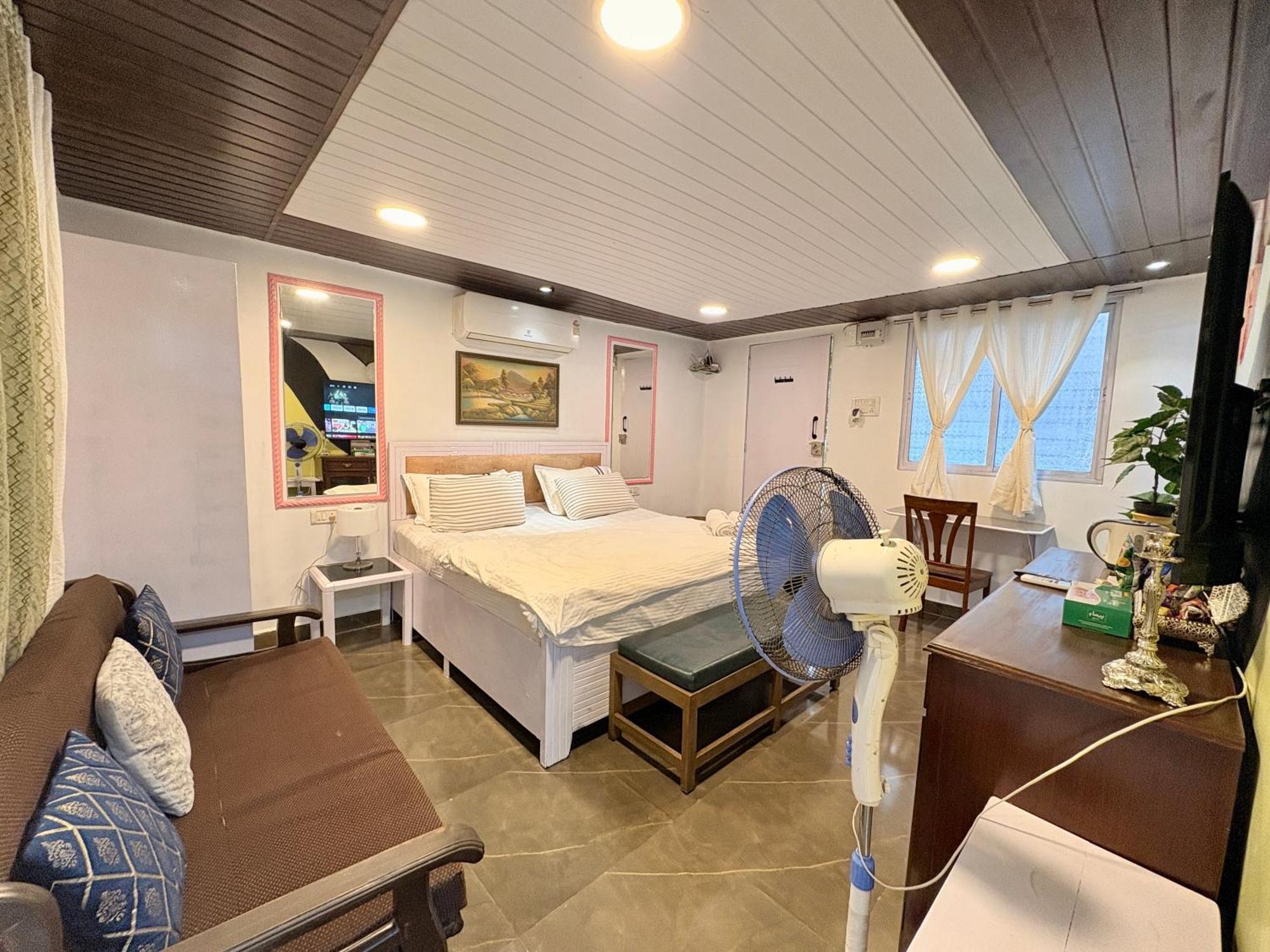 Apartment Independent 25 Corner House Bandra West *