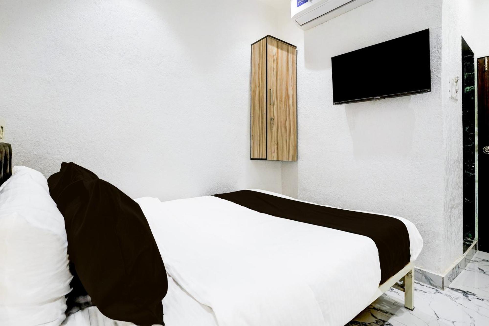 O Khar East Near Railway Station 3*