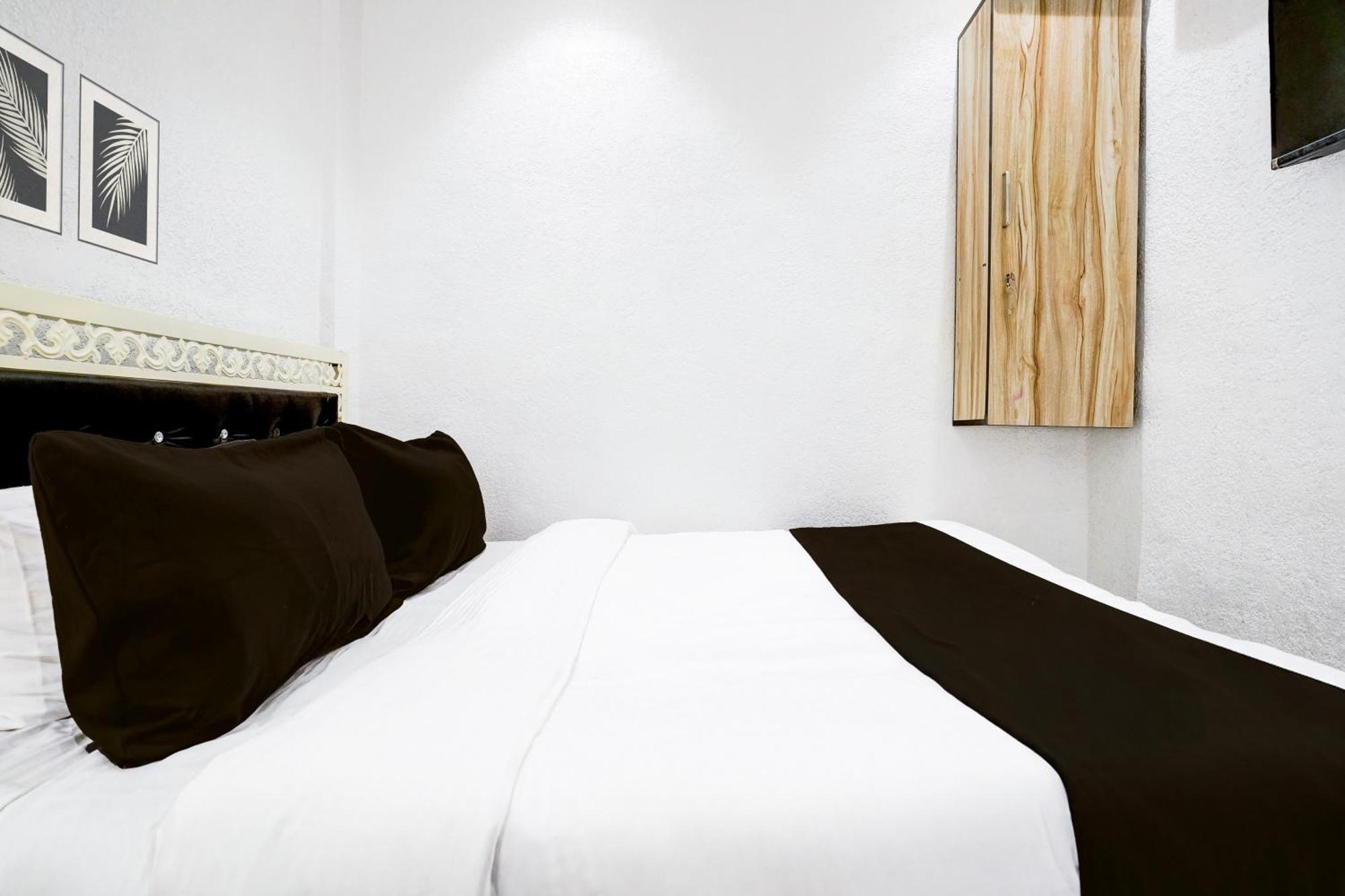 O Khar East Near Railway Station Hotel