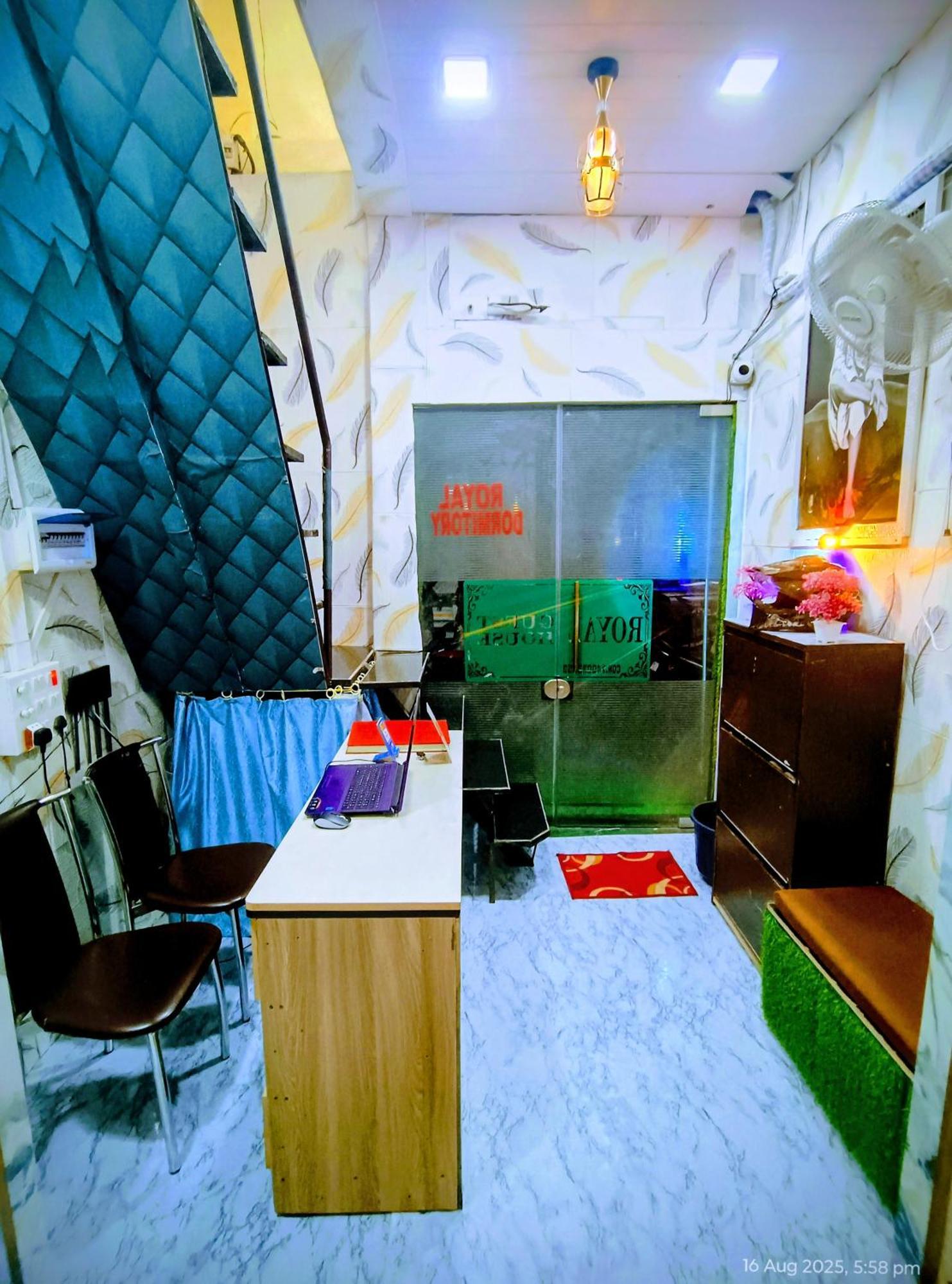 Hostel Royal And In Asalpha