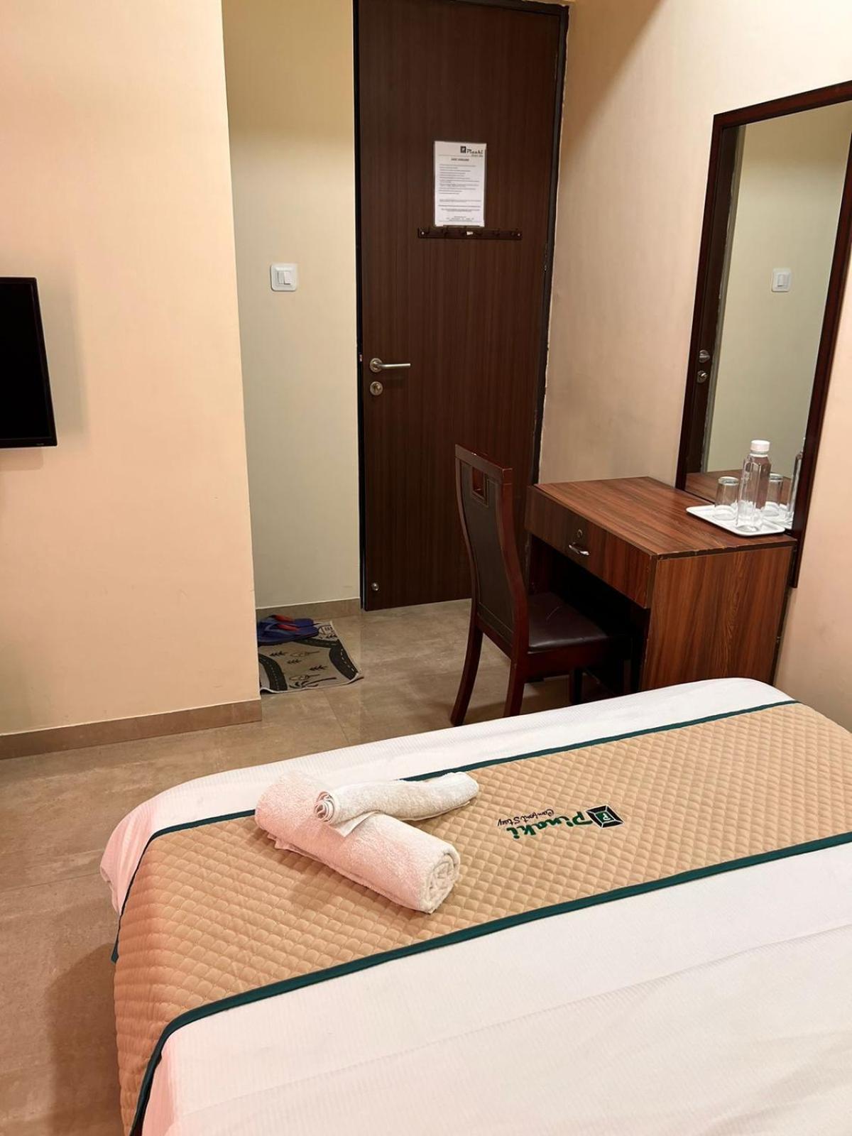 Pinaki Comfort Malad - Near Nesco & Oberoi Mall Hotel 3*