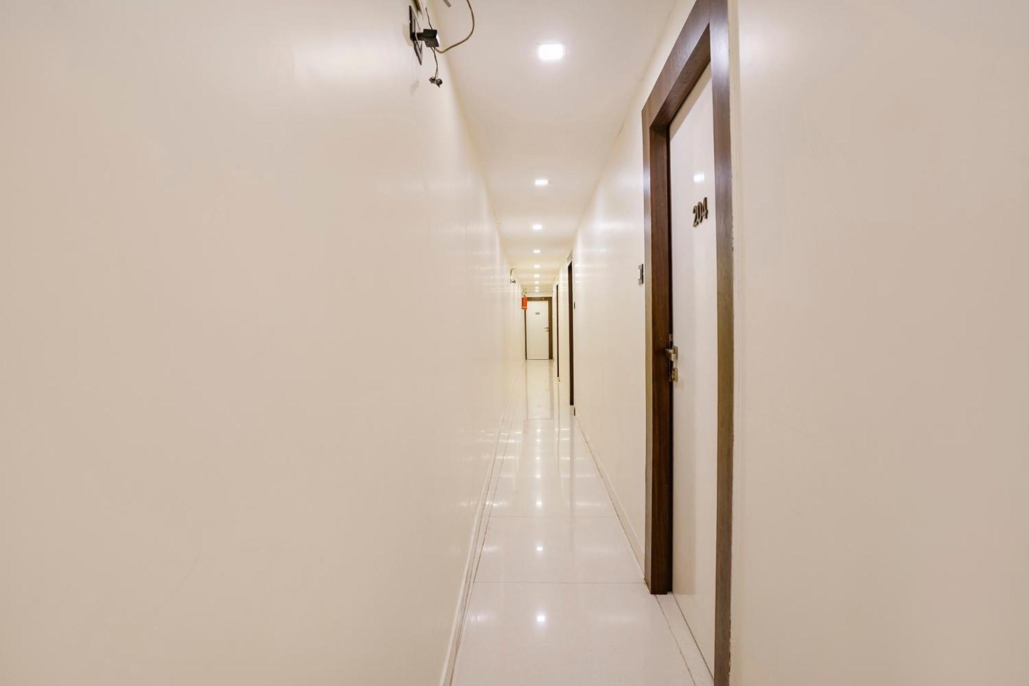 Hotel Fabhotel Golden Star