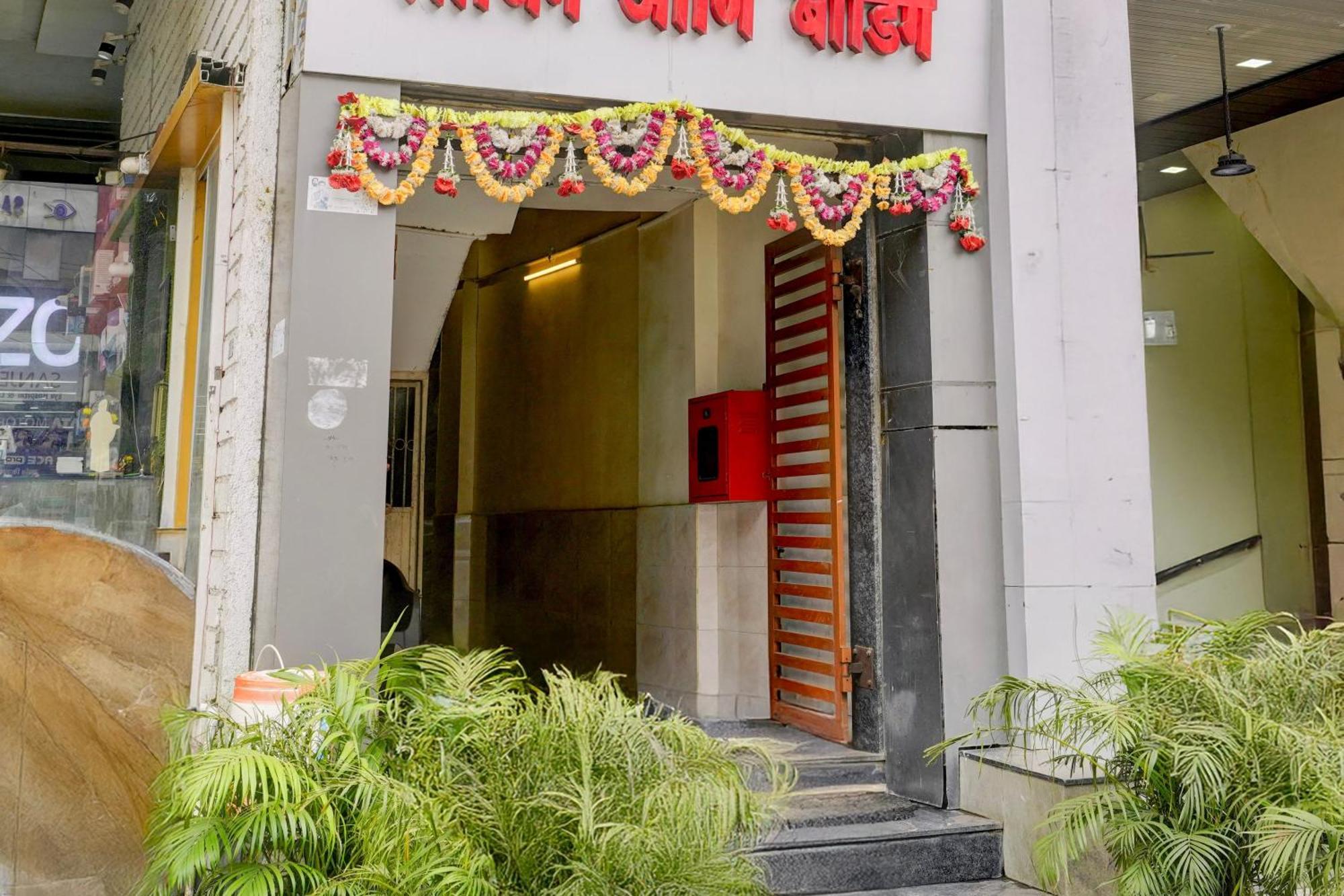 O Shubham & Boarding Shahad Railway Station Hotel