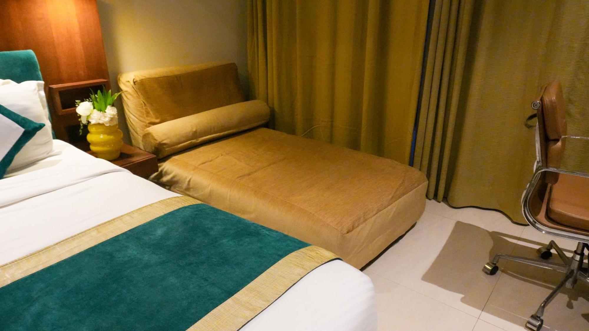 Hotel Club Emerald Mumbai