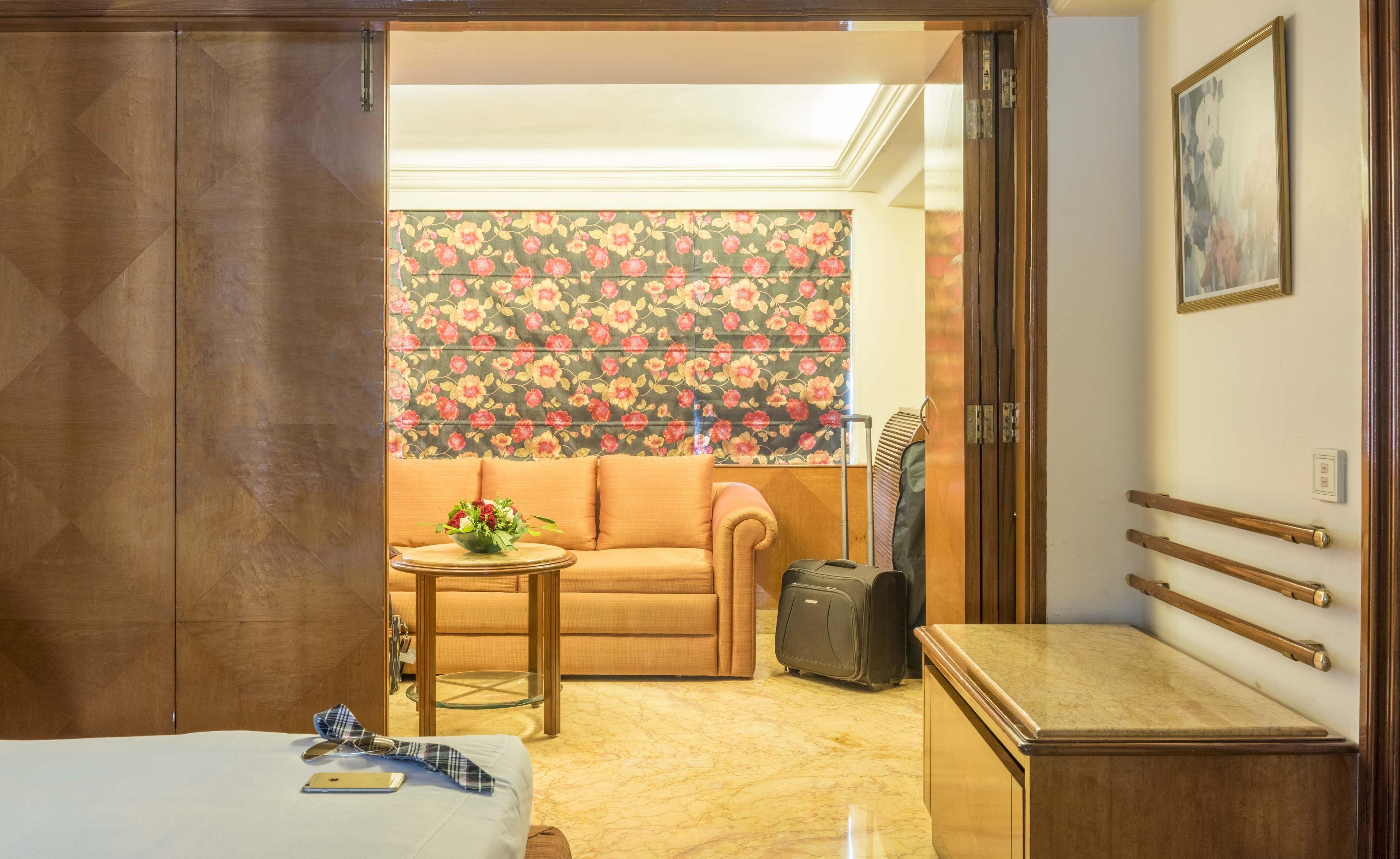 Parle International 3*