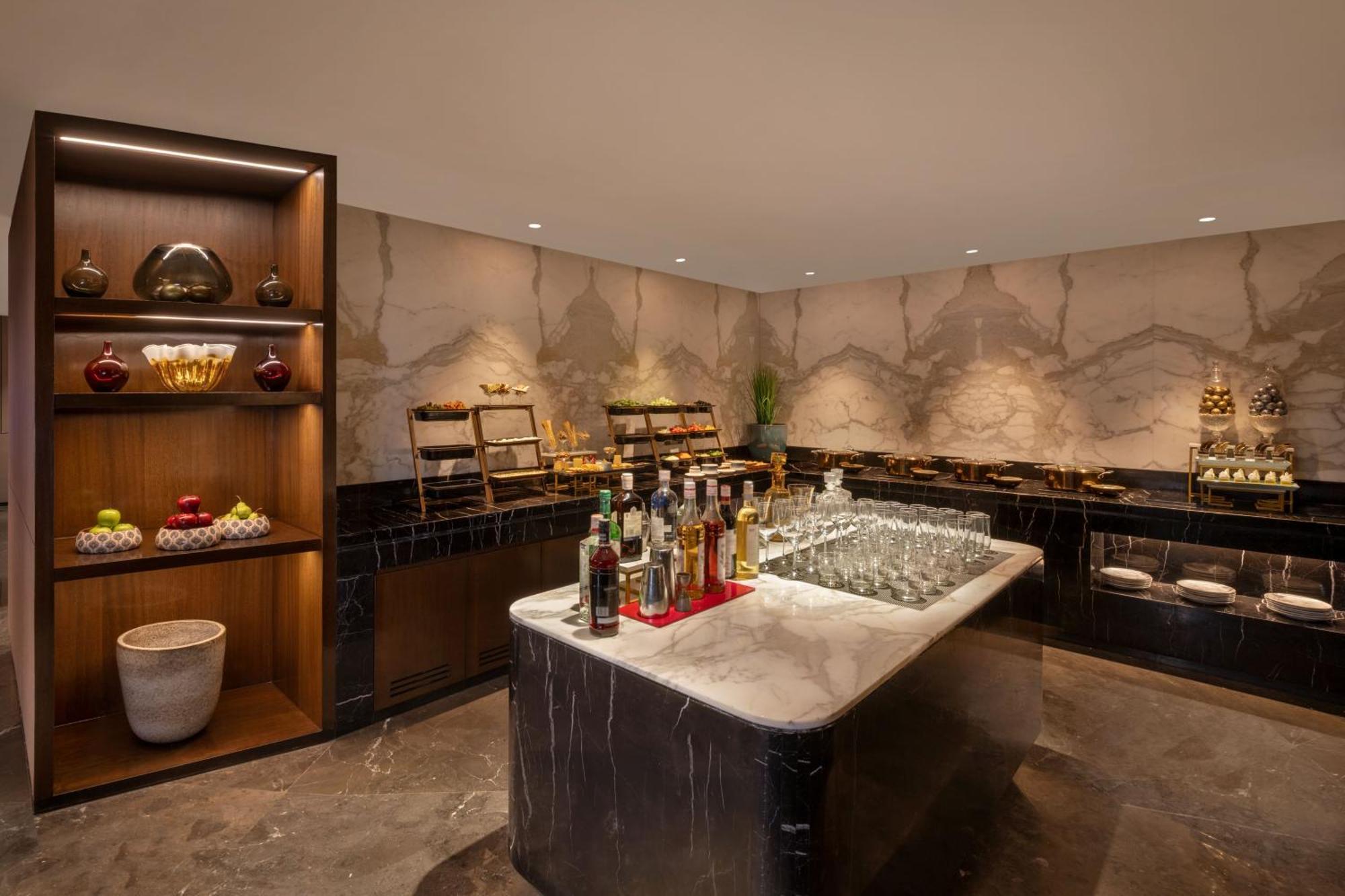 Courtyard By Marriott International Airport