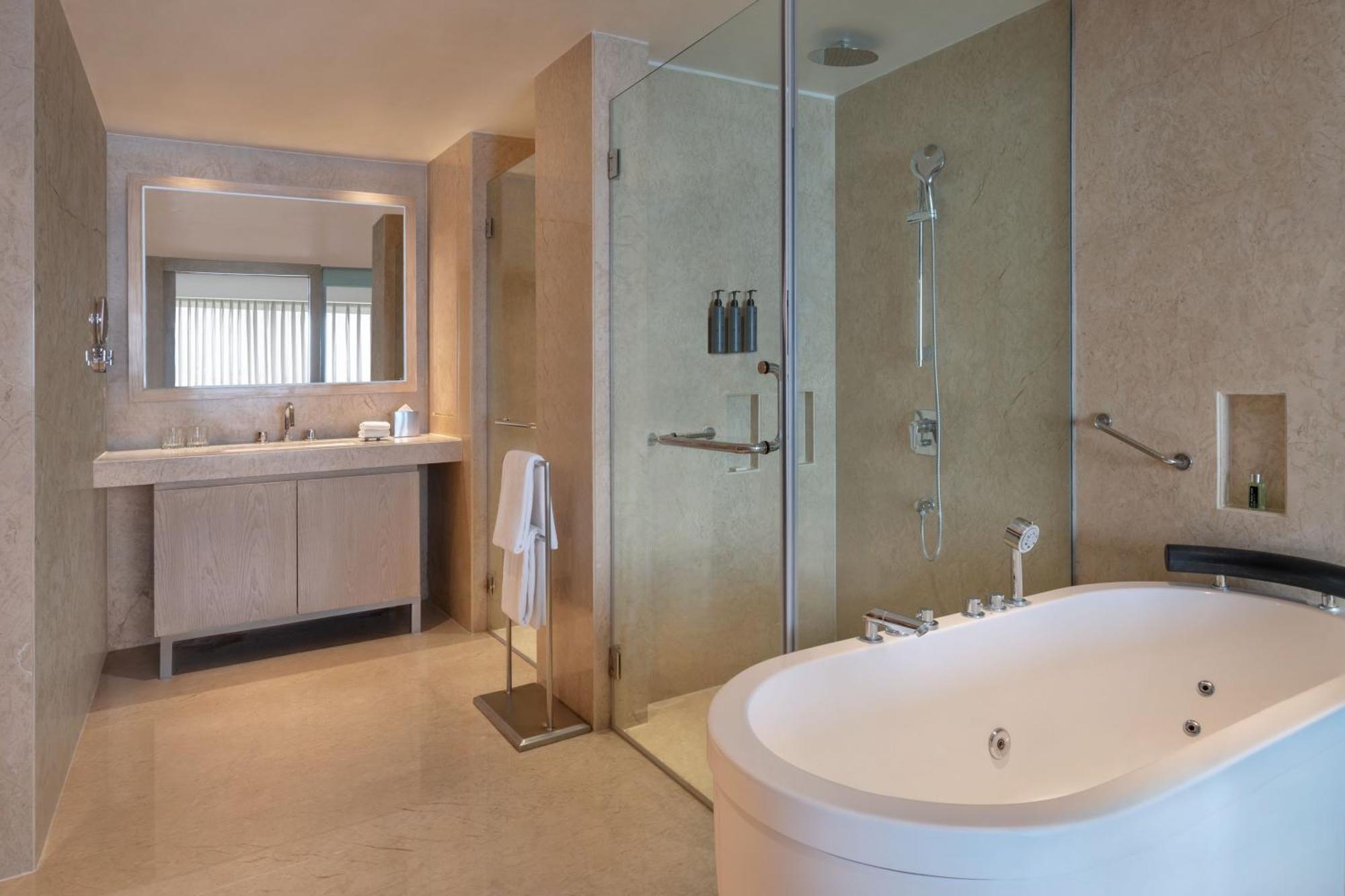 Courtyard By Marriott International Airport 5*