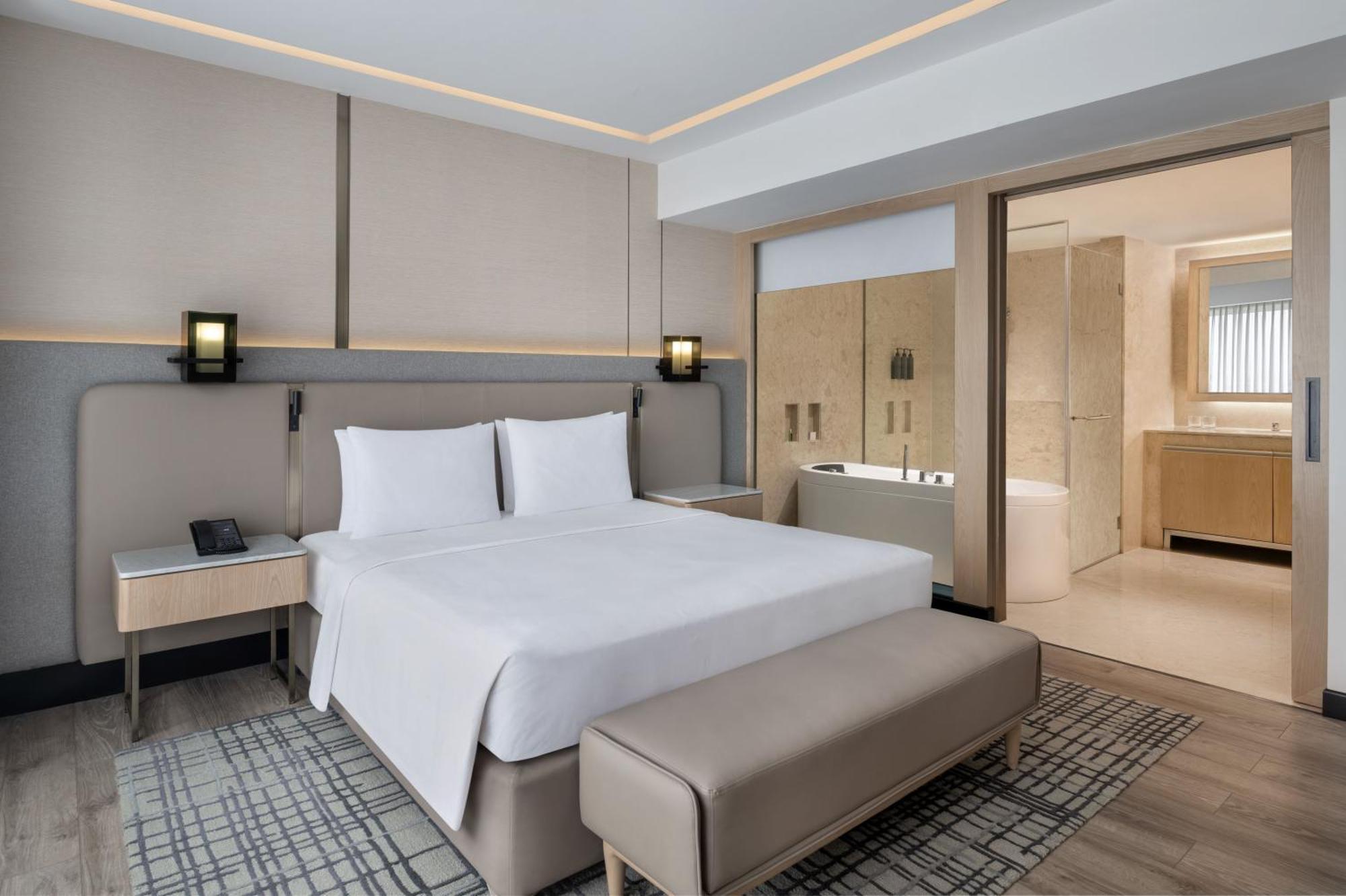 Courtyard By Marriott International Airport