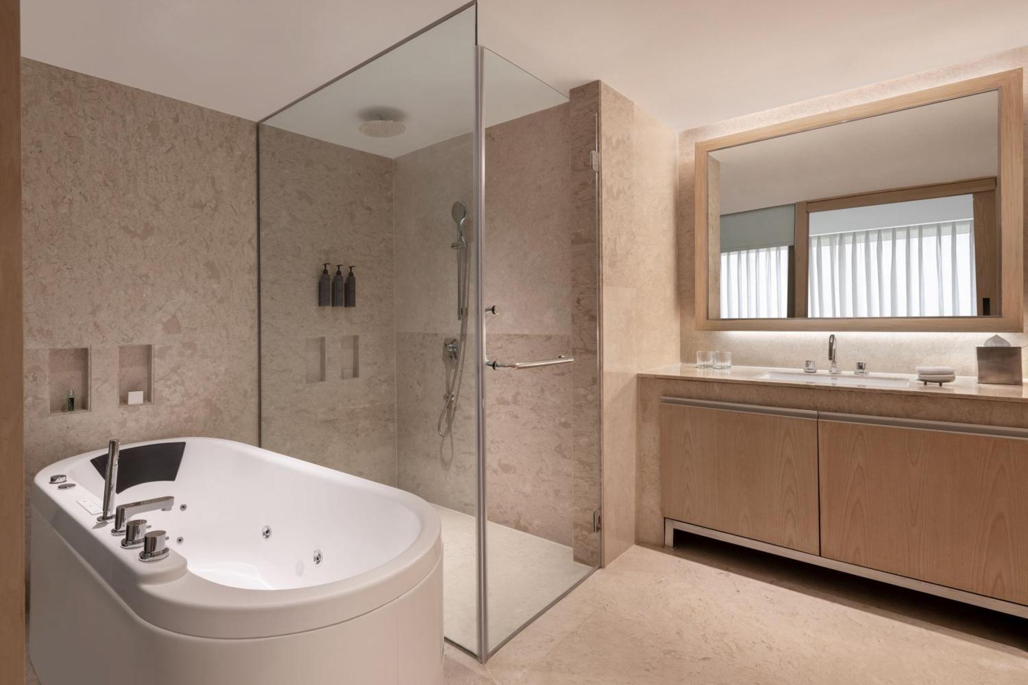 Courtyard By Marriott International Airport 5*