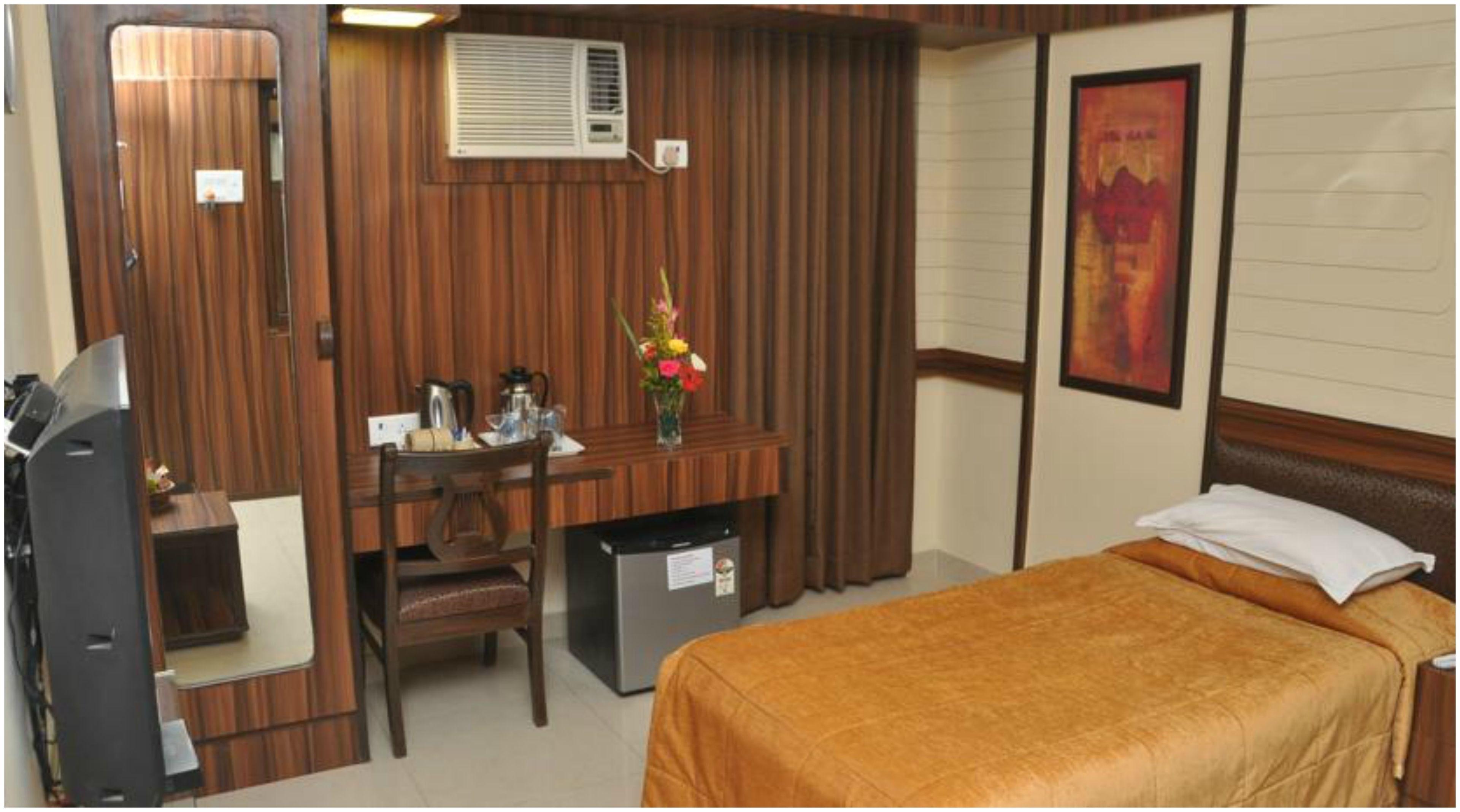 Metro Palace Bandra 3*