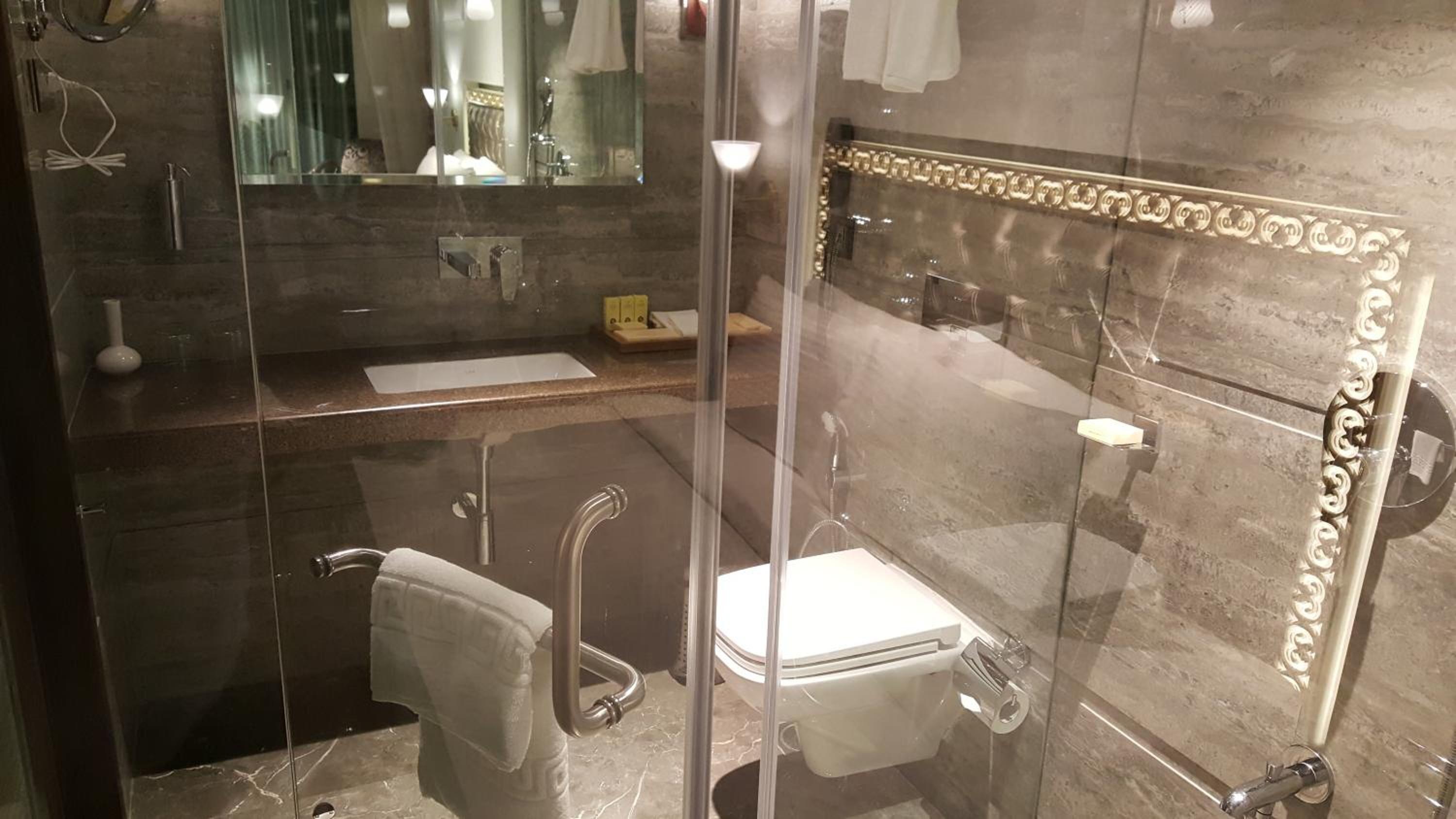 Peninsula Redpine Mumbai