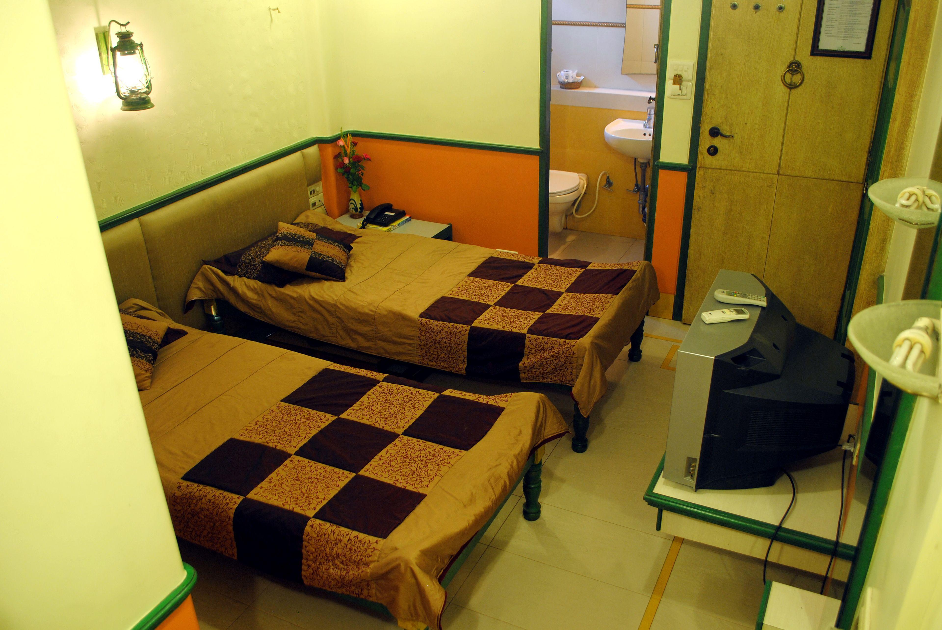 Oyo 19917 Golden Swan