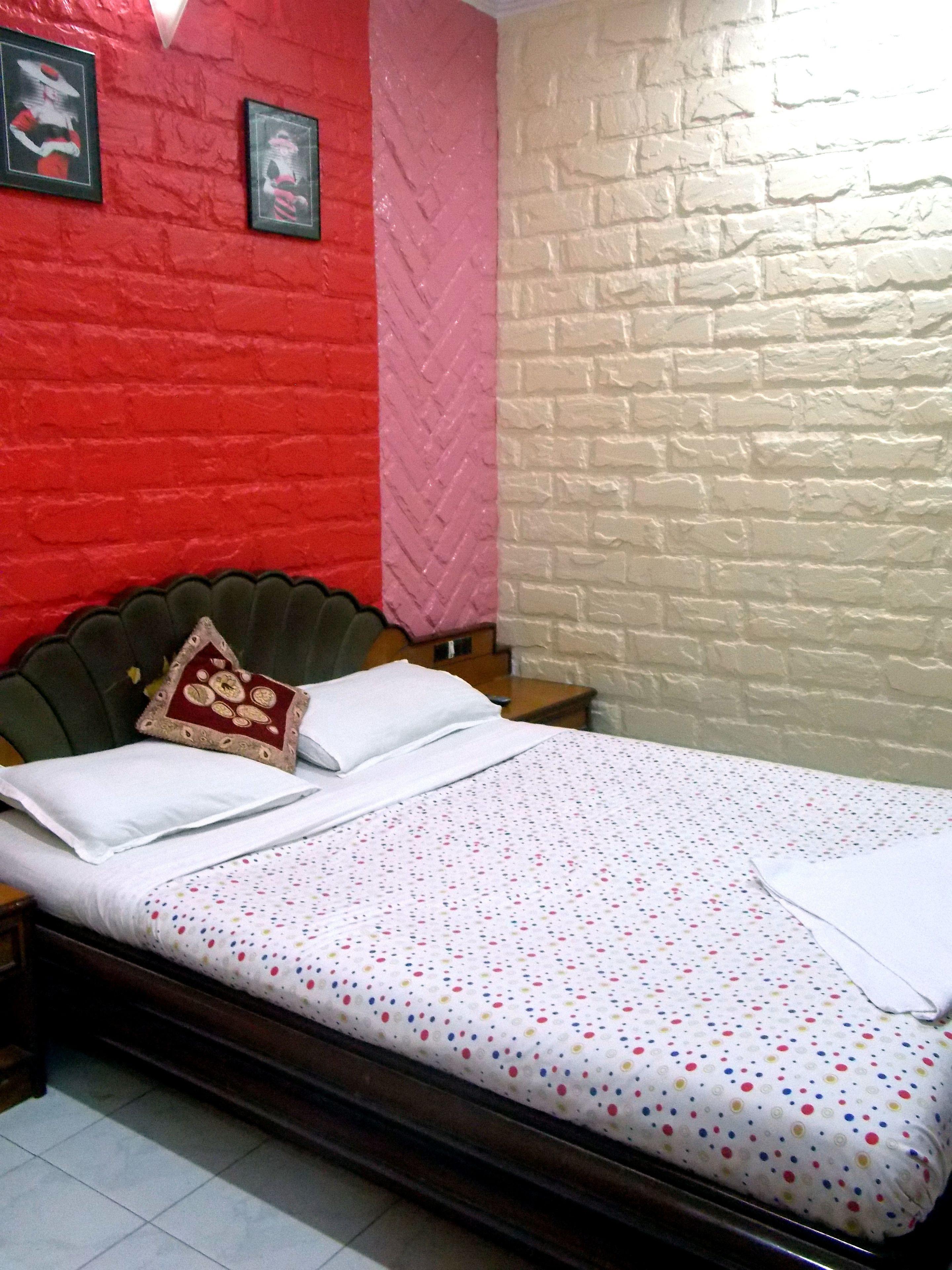 Everest Hotel *