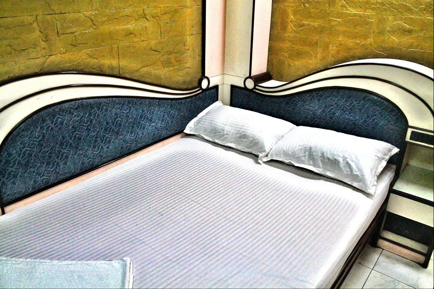 Everest Hotel *