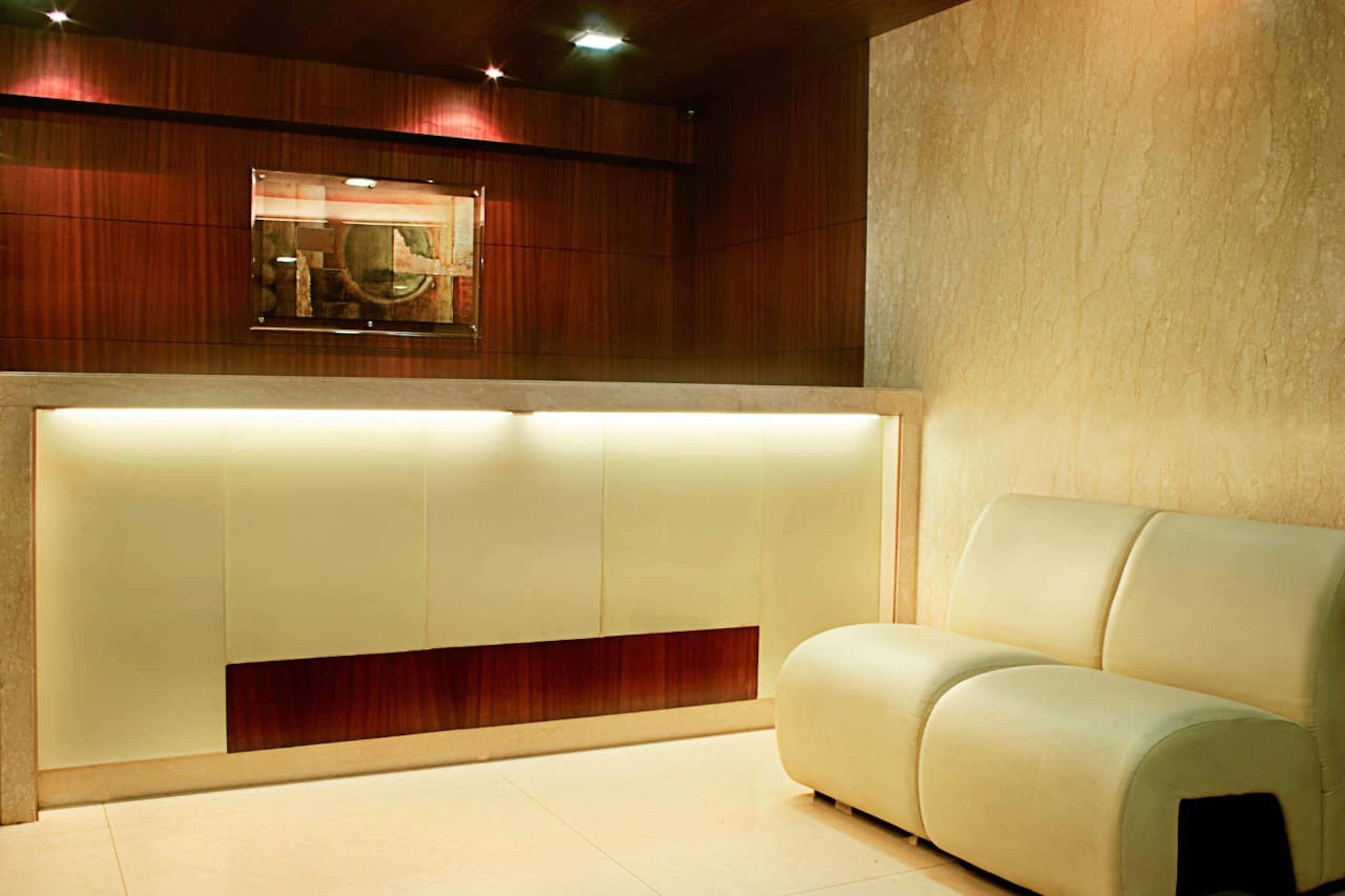 Lucky Bandra Hotel 3*