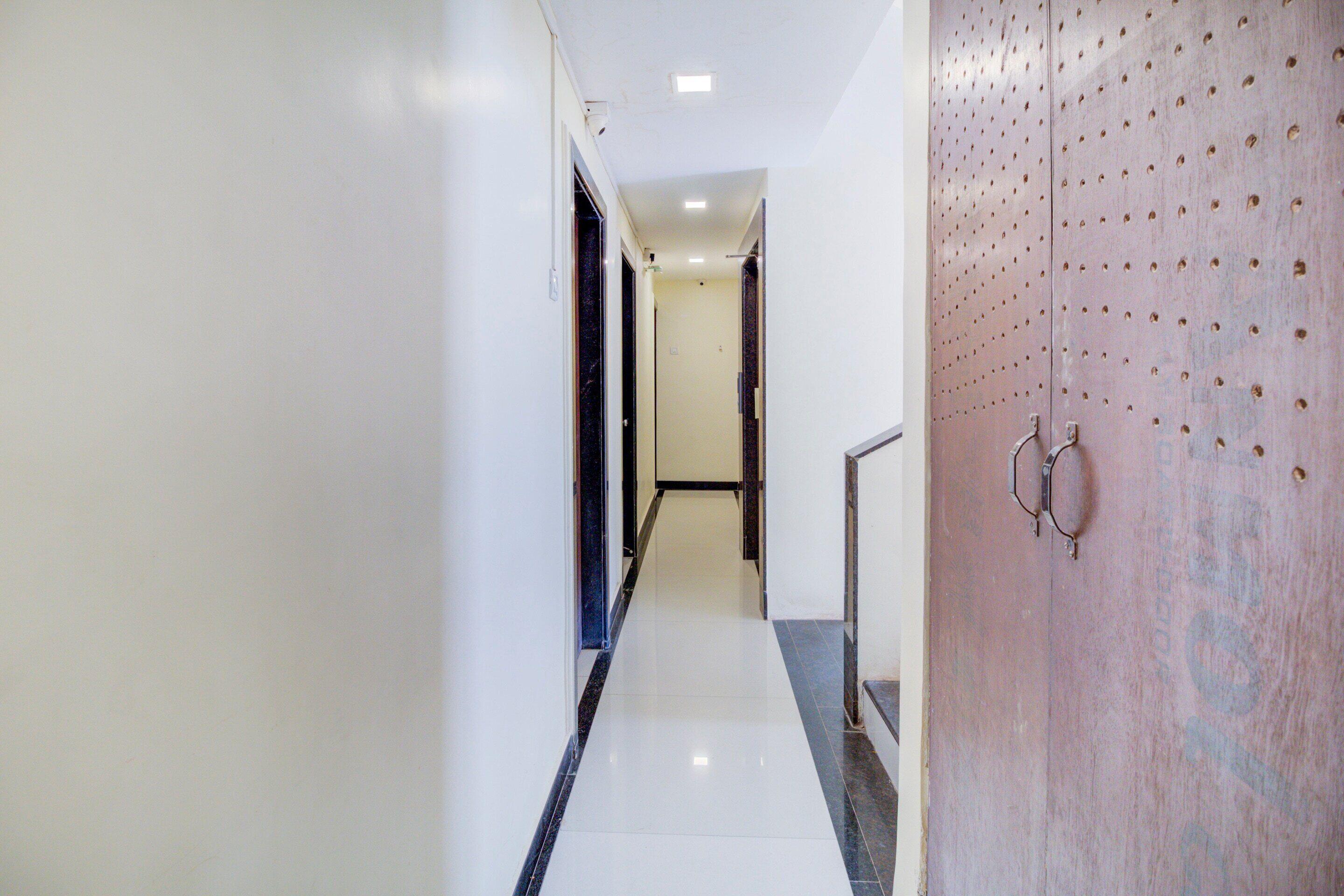 Oyo 9748 Girgaon Palace Hotel 3*