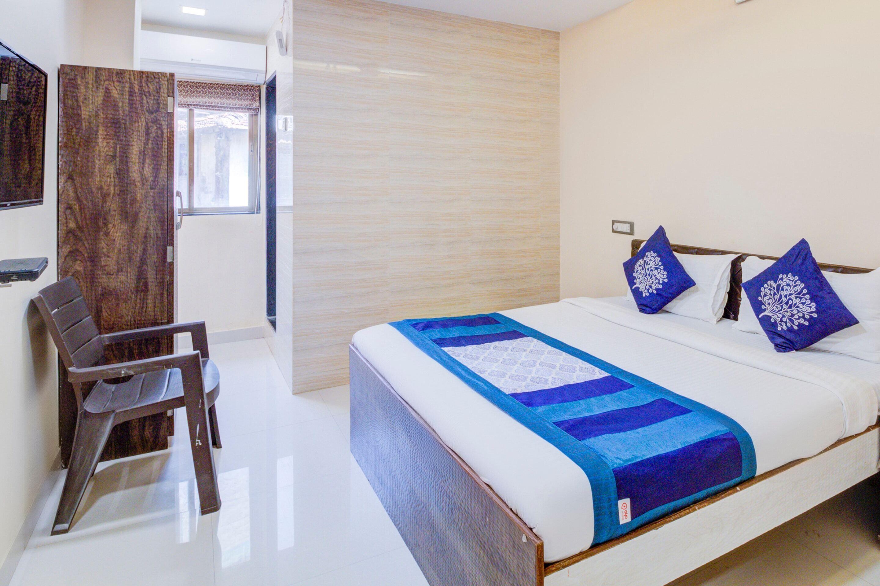 Oyo 9748 Girgaon Palace