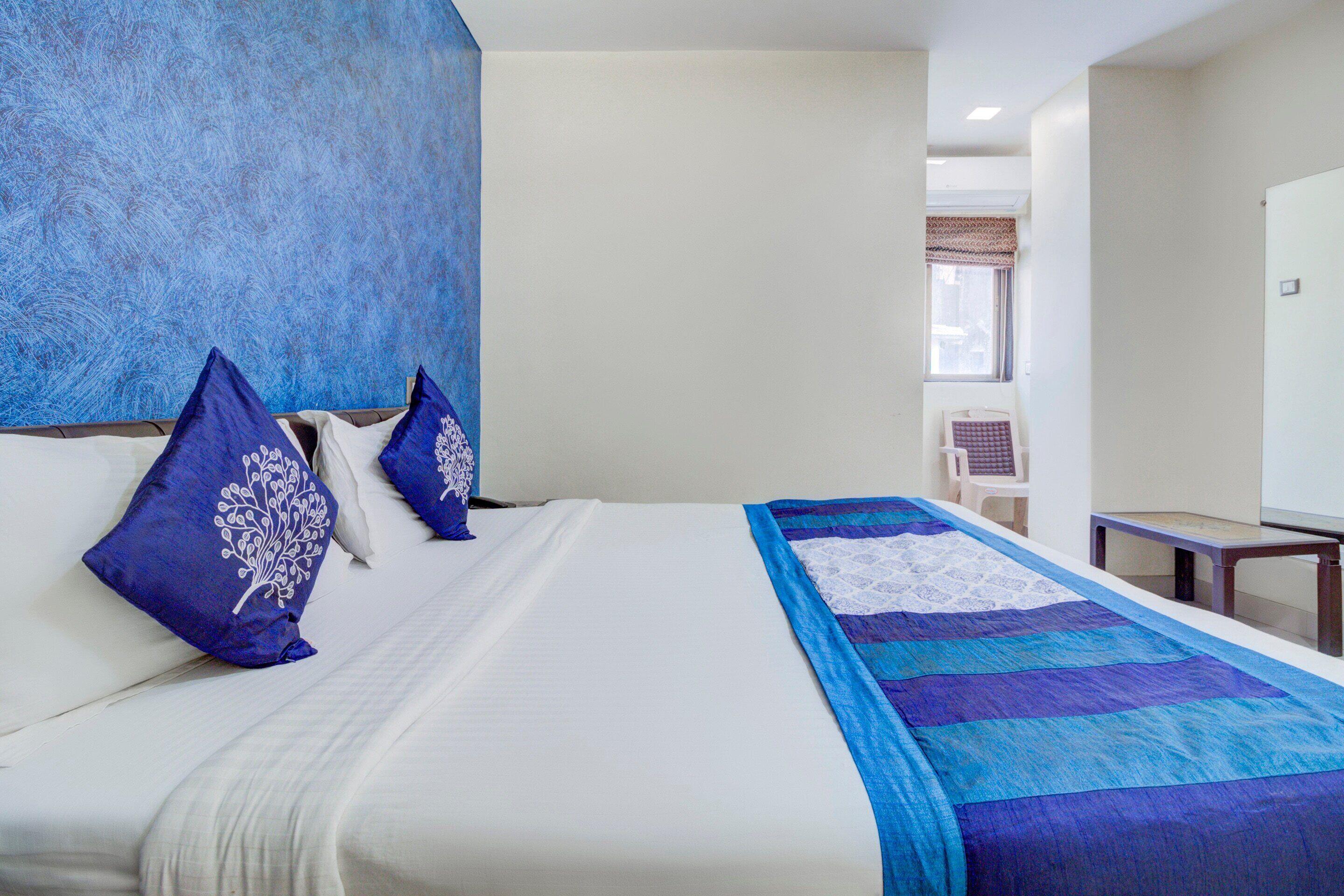 Oyo 9748 Girgaon Palace Hotel 3*