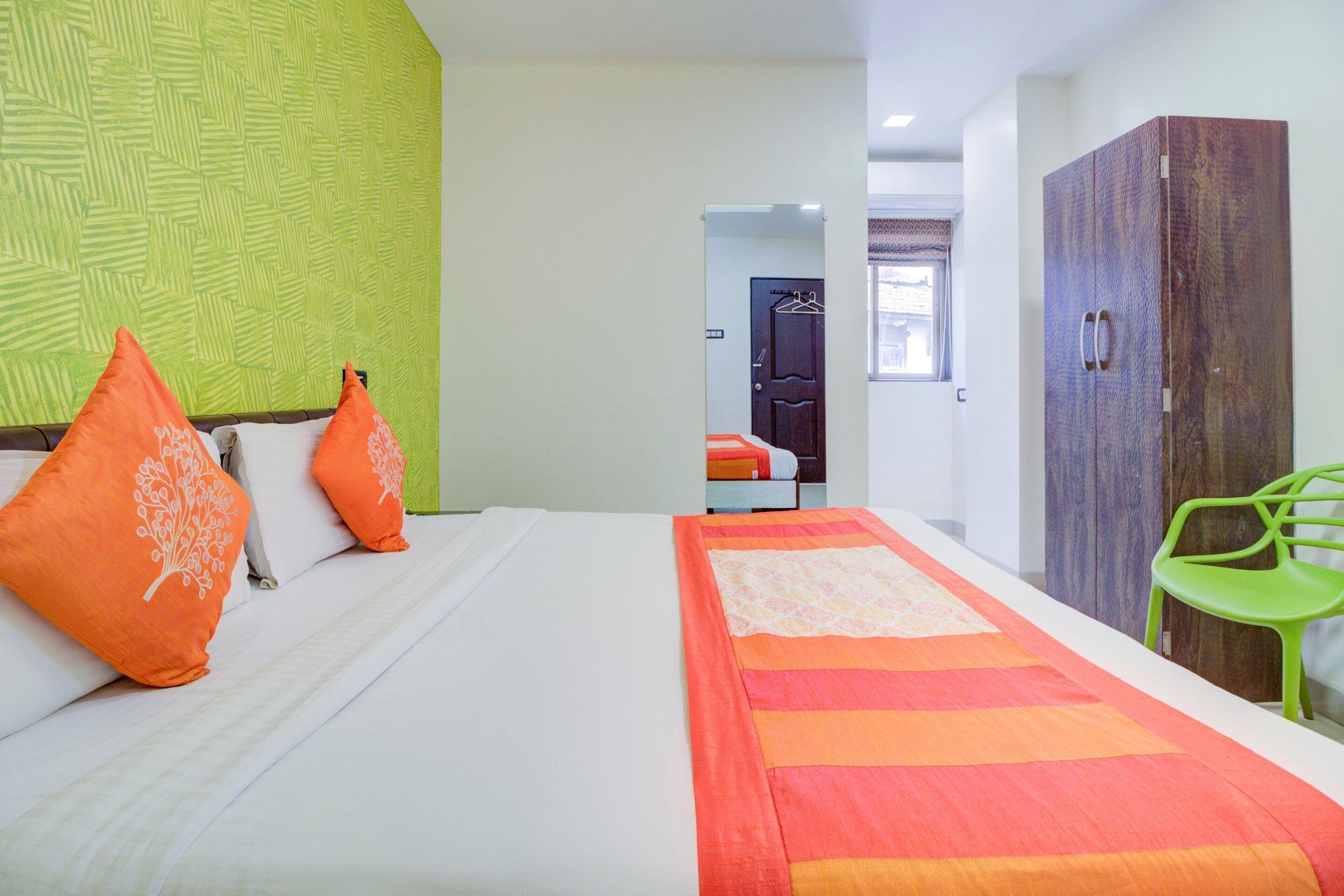 Oyo 9748 Girgaon Palace Hotel