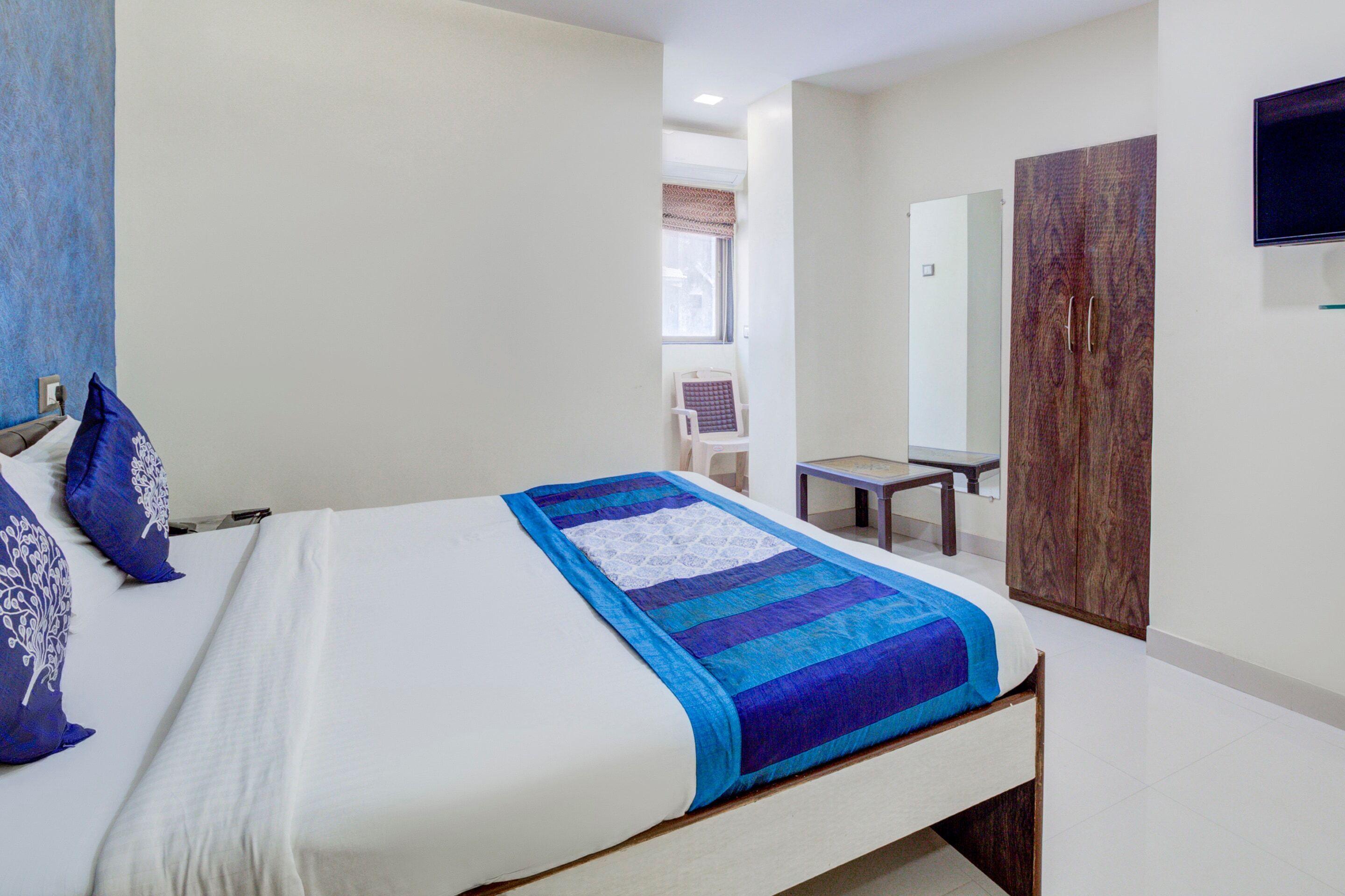 Hotel Oyo 9748 Girgaon Palace