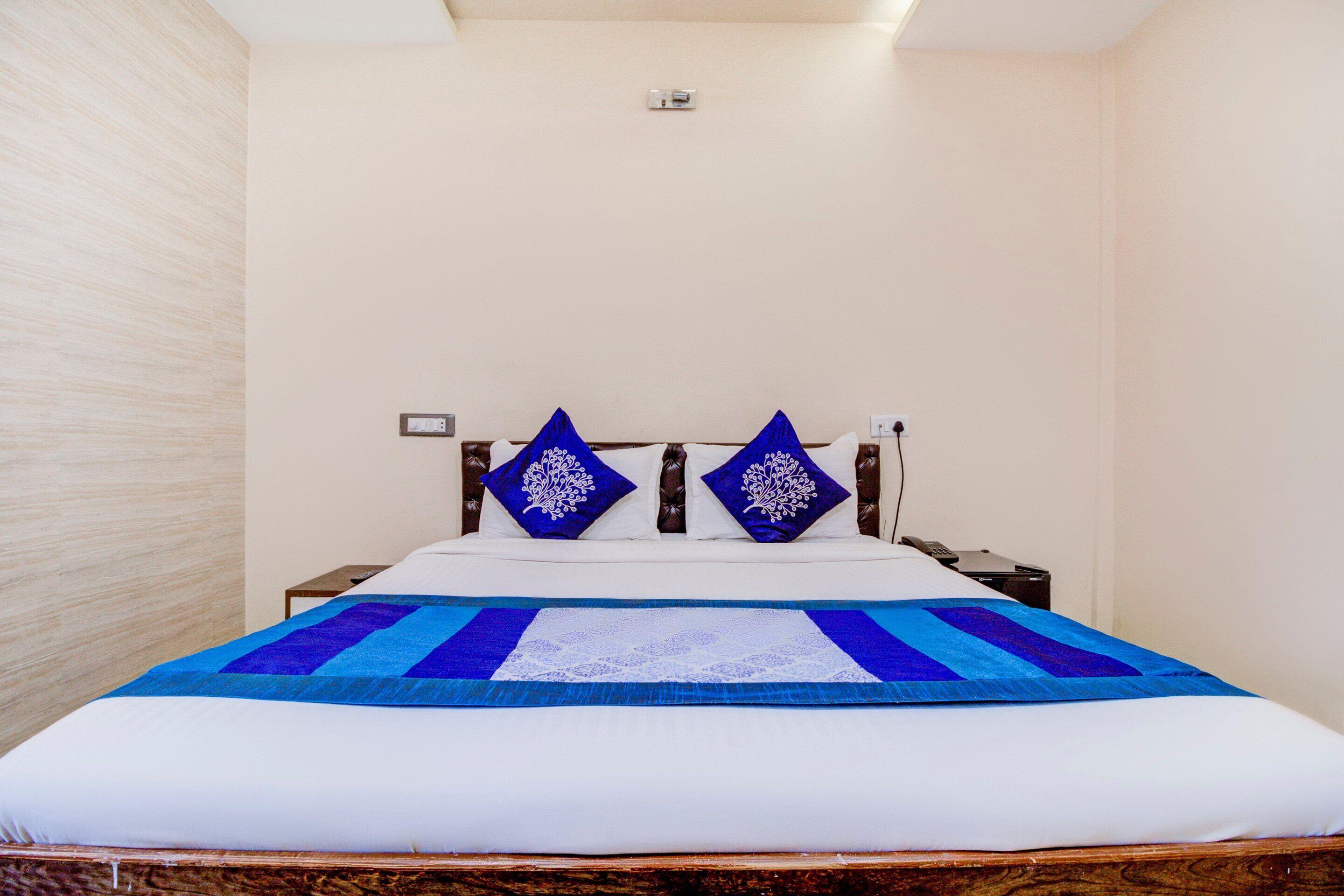 Oyo 9748 Girgaon Palace