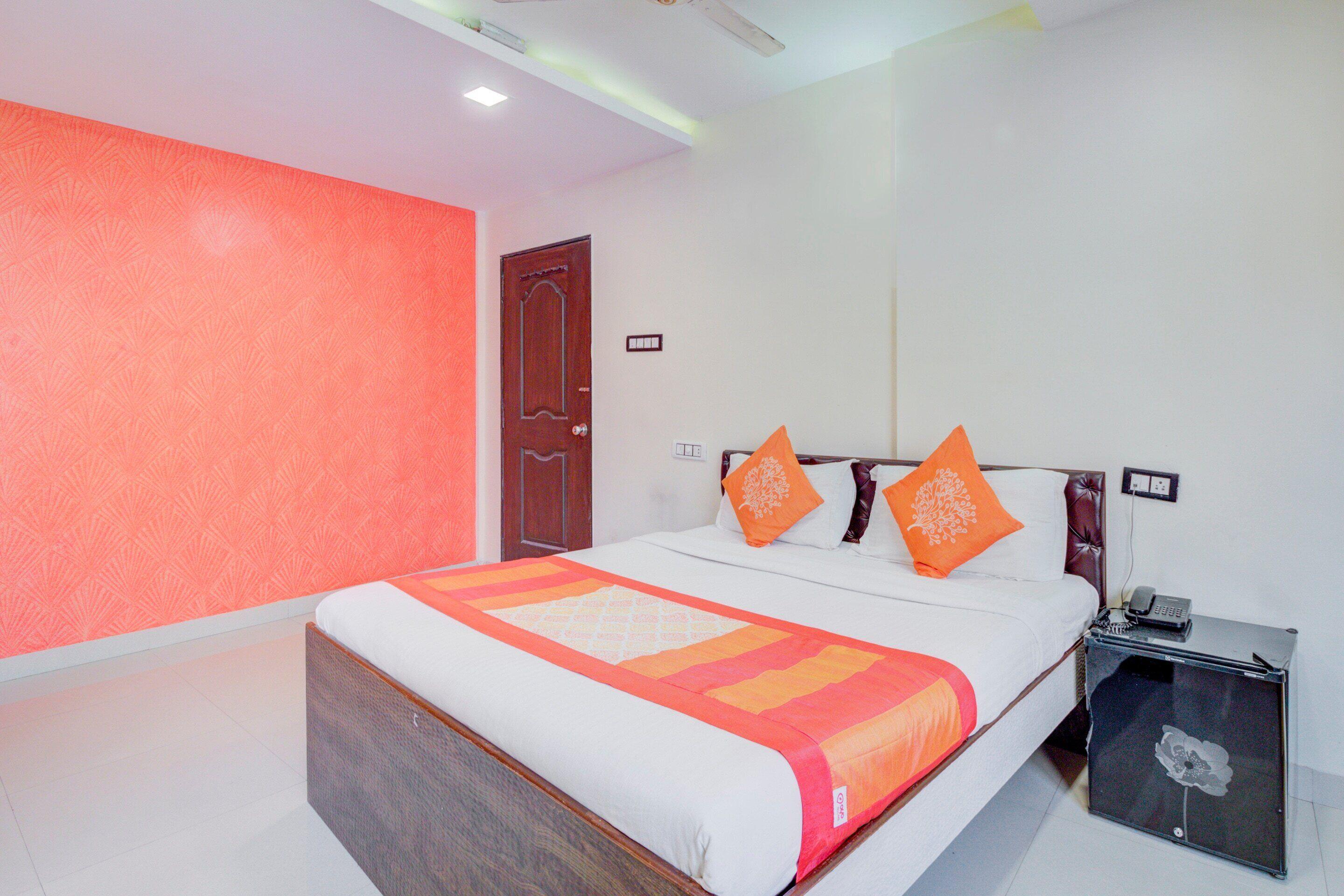 Hotel Oyo 9748 Girgaon Palace 3*
