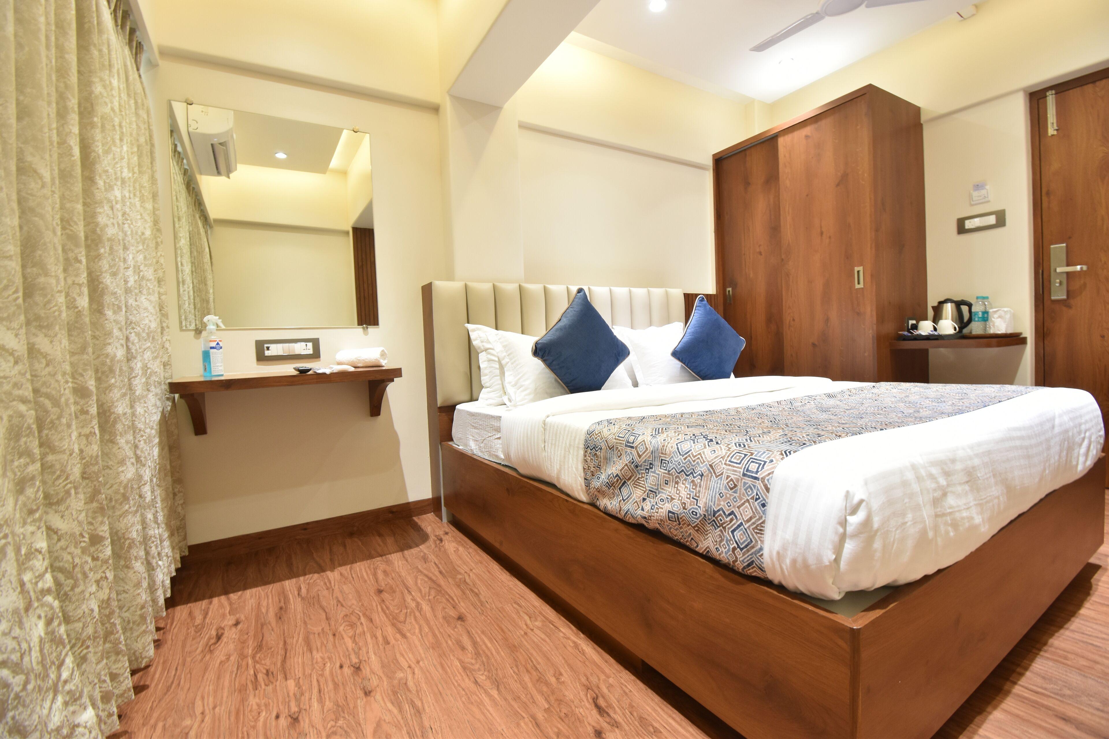 Kalpana Palace, Hotel