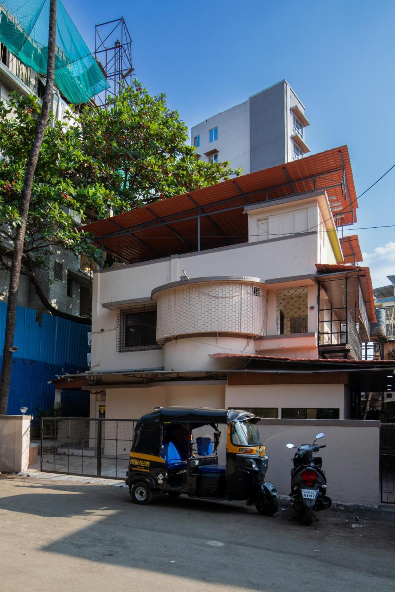 Hotel Metroplex Near Bkc 2*