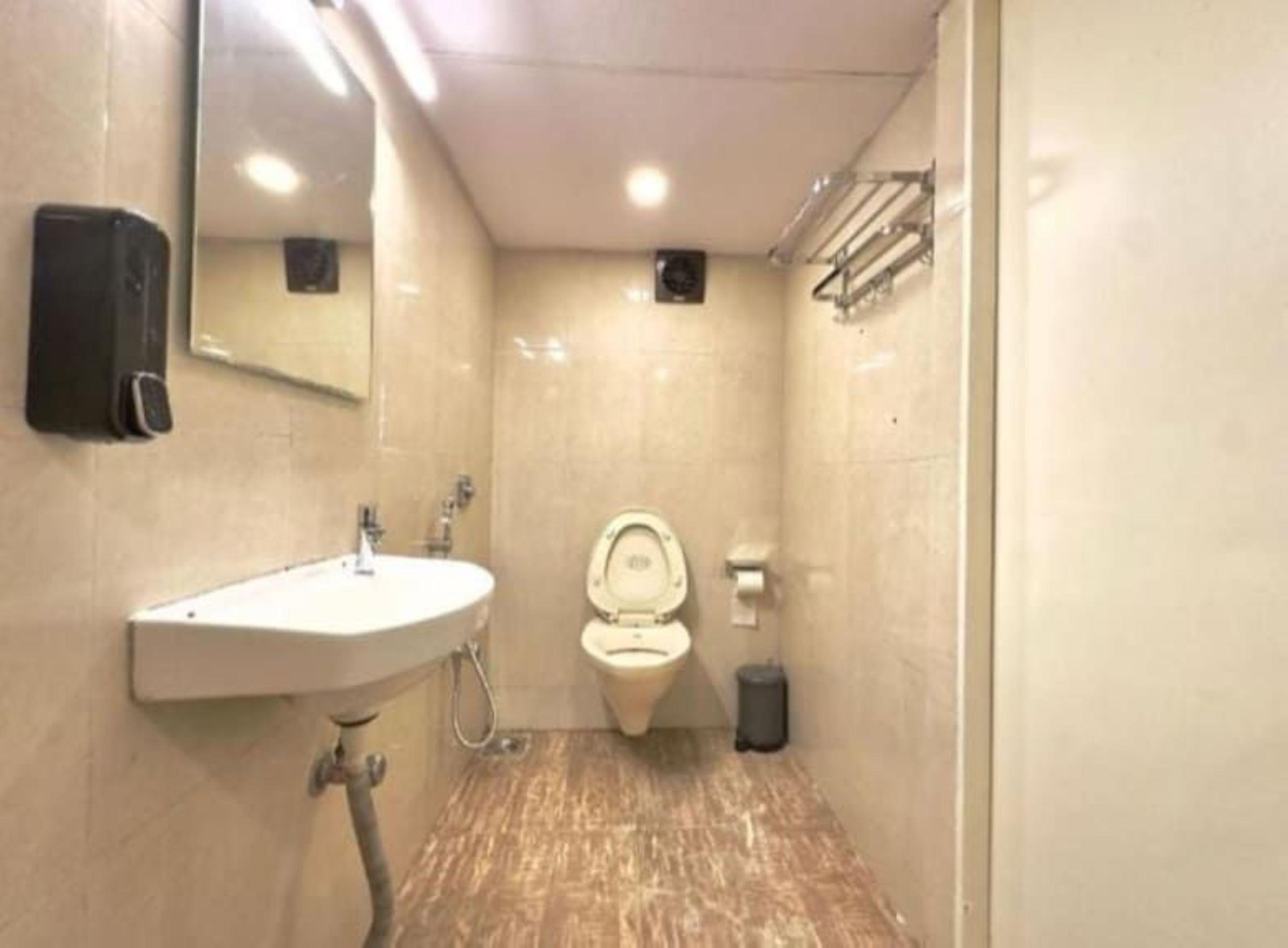 Locomo Hostel Express - Stay Work Eat Mumbai