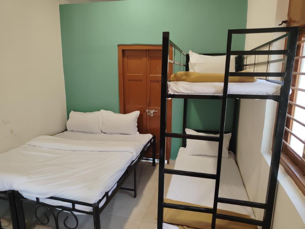 Galaxy Executive & Ac Guest house *