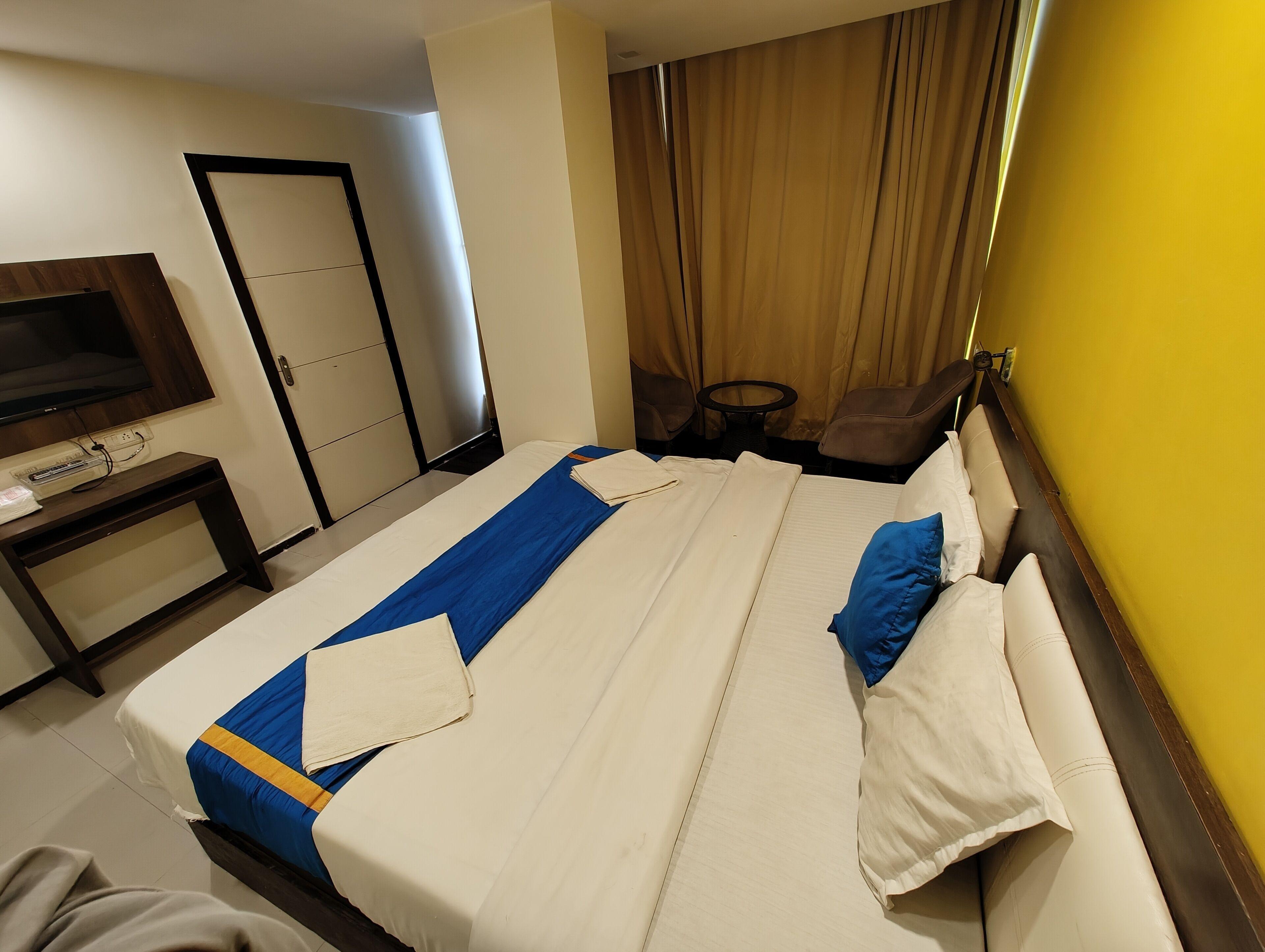 Aura - Near Malad Link Road Hotel