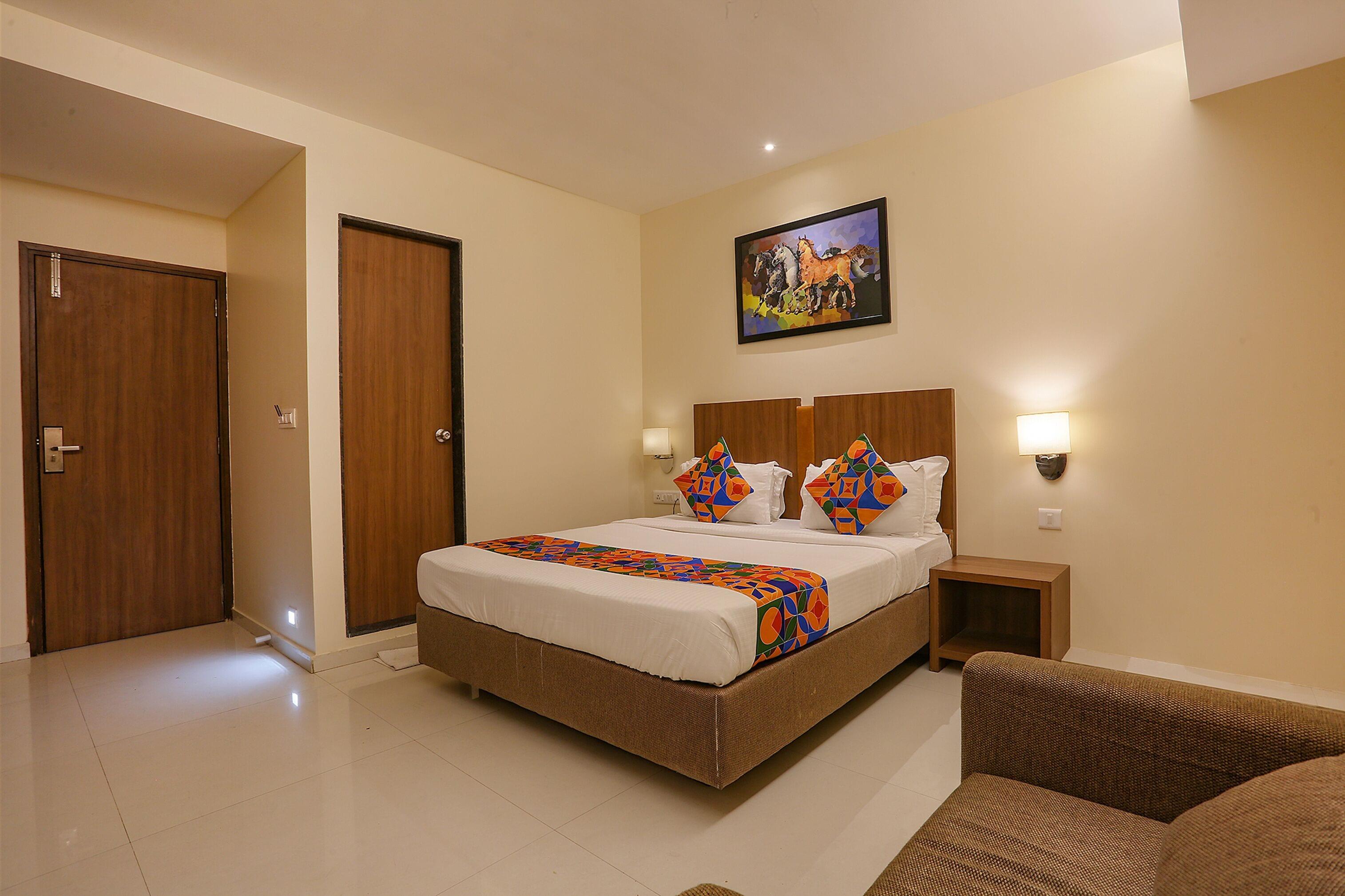 Hotel Fabhotel Royal International - Nr International Airport