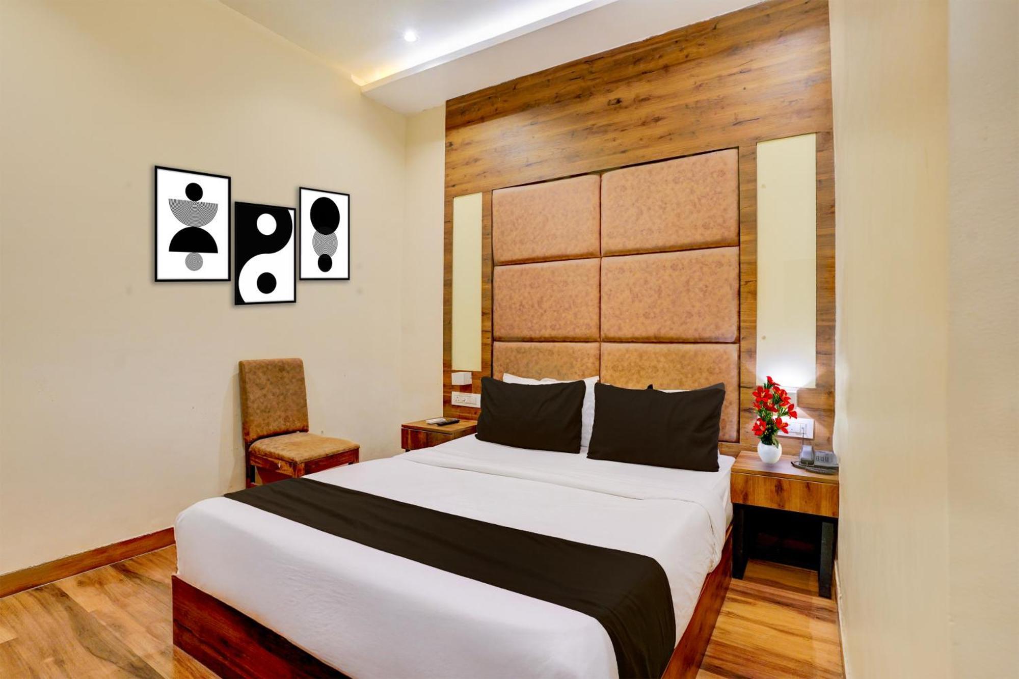 Super Townhouse Lbs Road Bkc Formerly Royal Palace Hotel